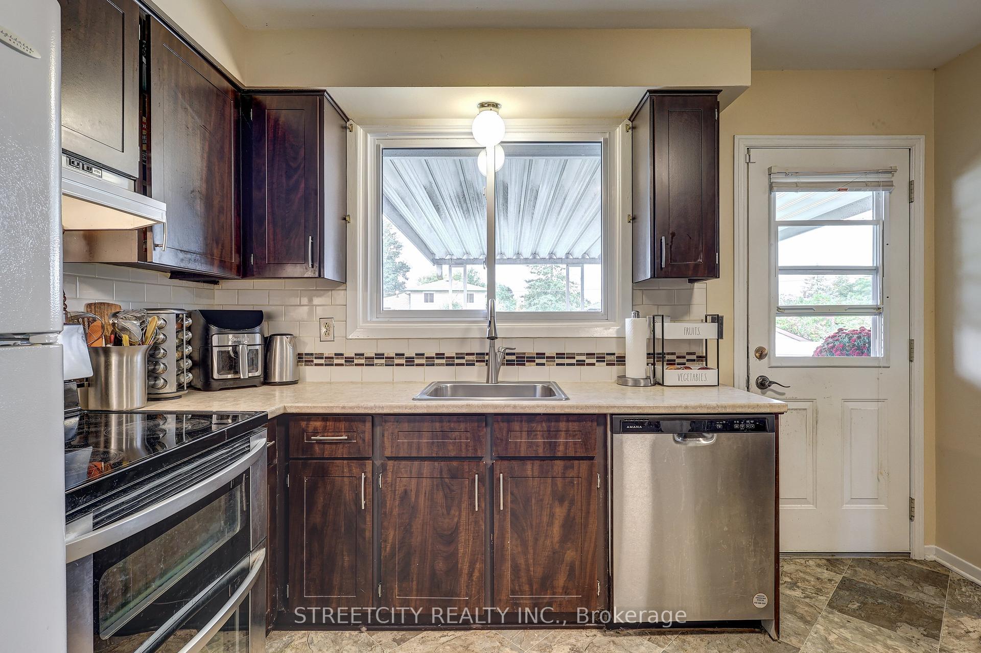 Photo 18 of 105 Confederation Drive, St. Thomas — HOMEH