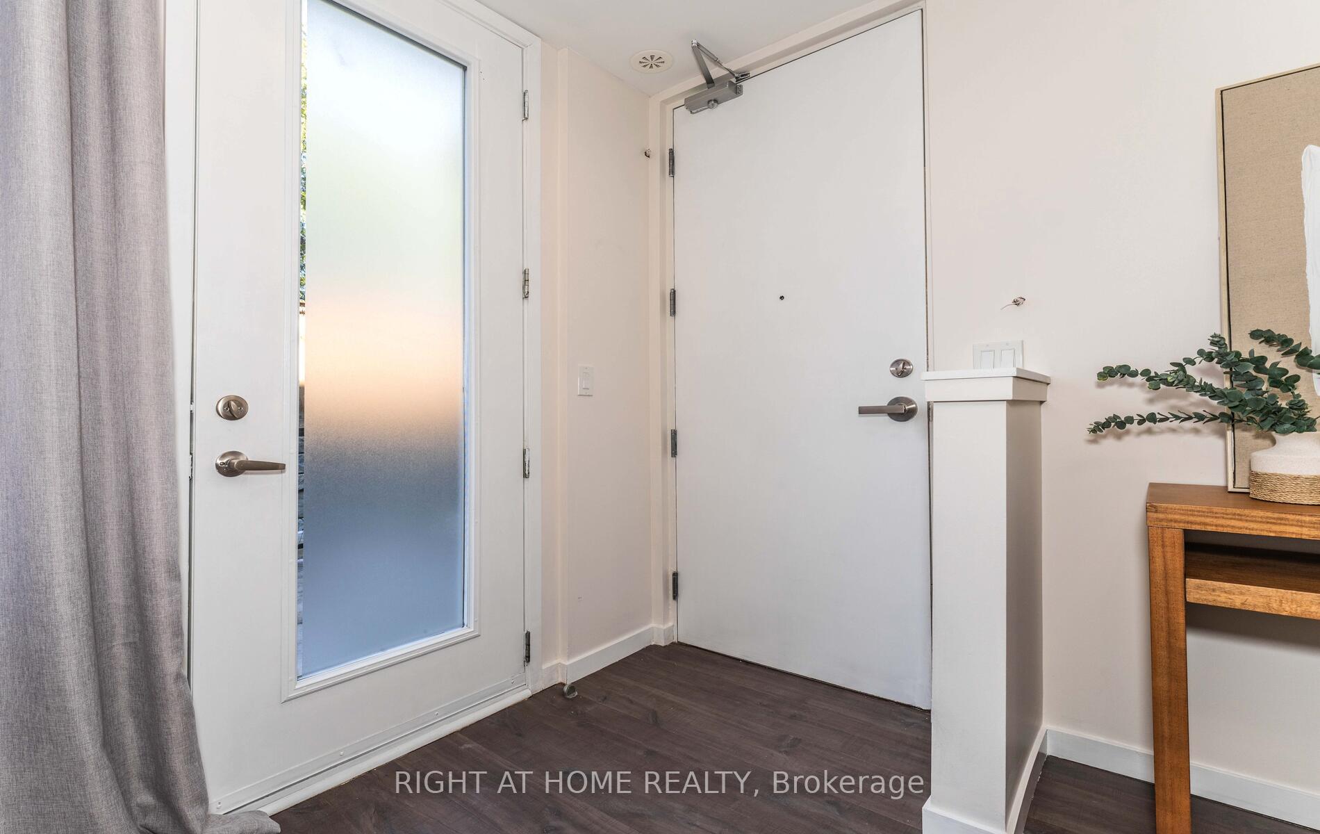 Photo 4 of Unit #25, 200 Alex Gardner Circle, Aurora, Aurora Heights — HOMEH