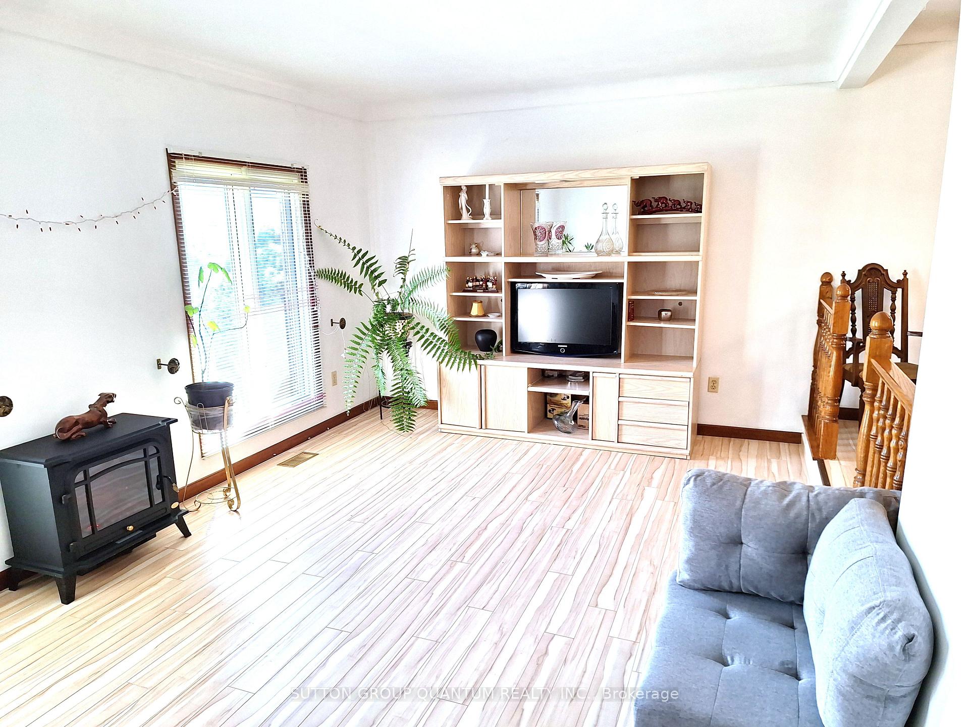 Photo 8 of 21 Drury Crescent, St. Catharines, Carlton/Bunting — HOMEH