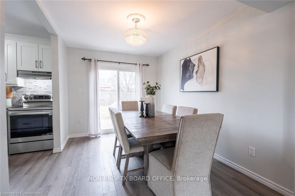 Photo 3 of 18 Chilton Drive, Hamilton, Stoney Creek Mountain — HOMEH