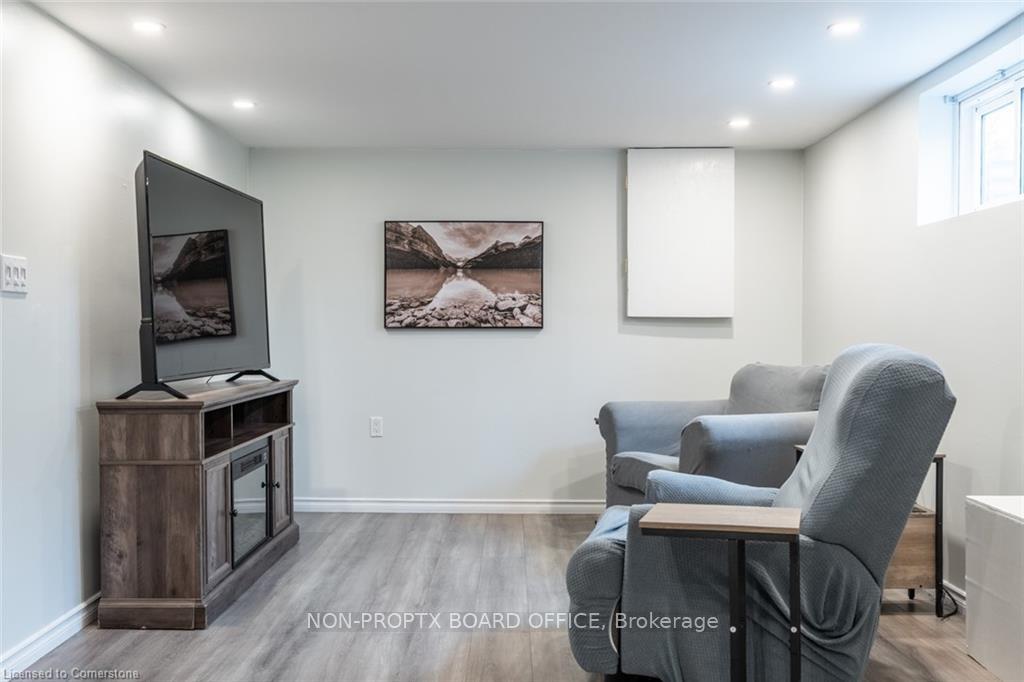 Photo 4 of 18 Chilton Drive, Hamilton, Stoney Creek Mountain — HOMEH