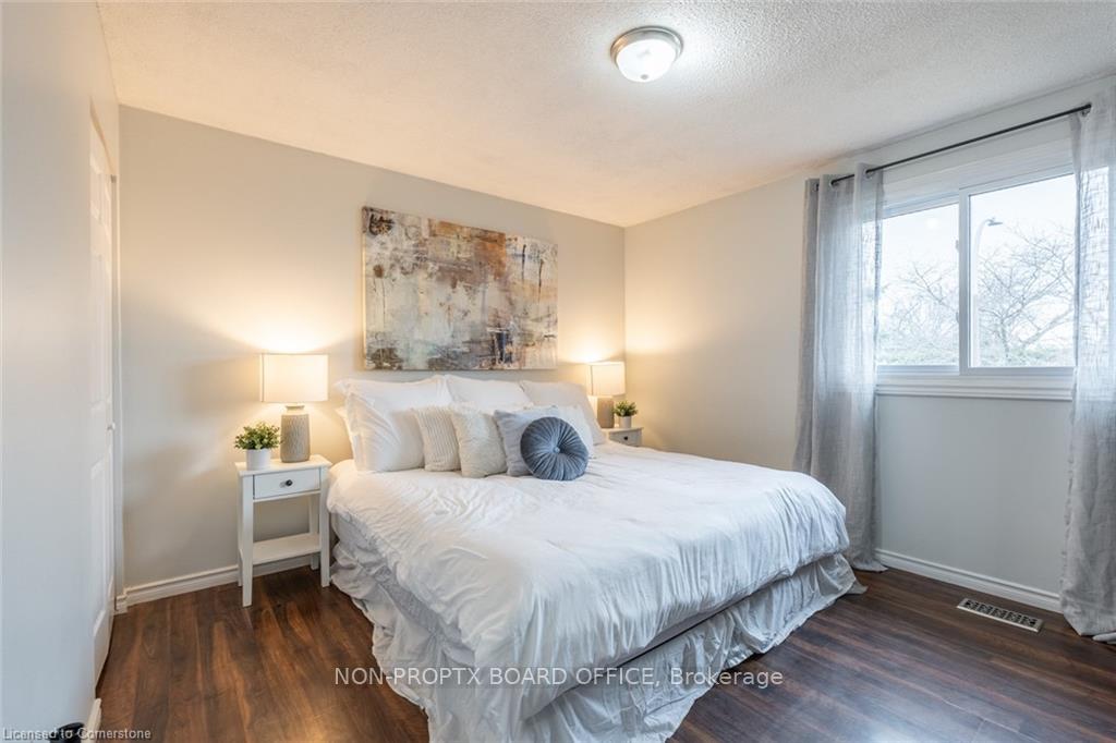 Photo 5 of 18 Chilton Drive, Hamilton, Stoney Creek Mountain — HOMEH