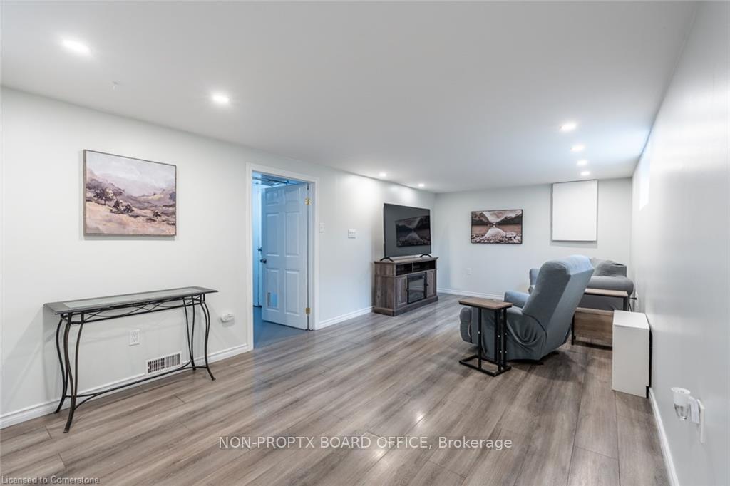 Photo 13 of 18 Chilton Drive, Hamilton, Stoney Creek Mountain — HOMEH