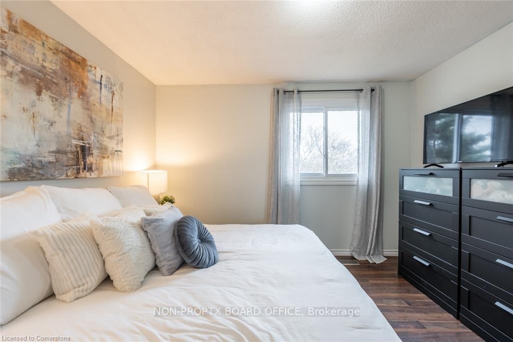 Photo 15 of 18 Chilton Drive, Hamilton, Stoney Creek Mountain — HOMEH