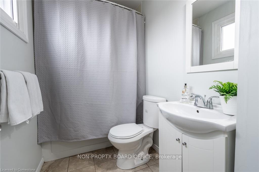 Photo 21 of 18 Chilton Drive, Hamilton, Stoney Creek Mountain — HOMEH