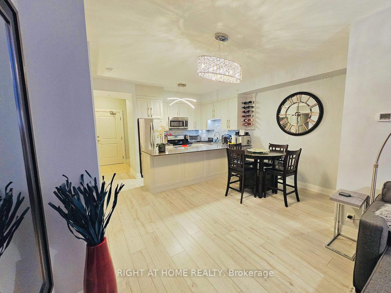 Photo 4 of 12 Woodstream Boulevard, Vaughan, Vaughan Grove — HOMEH