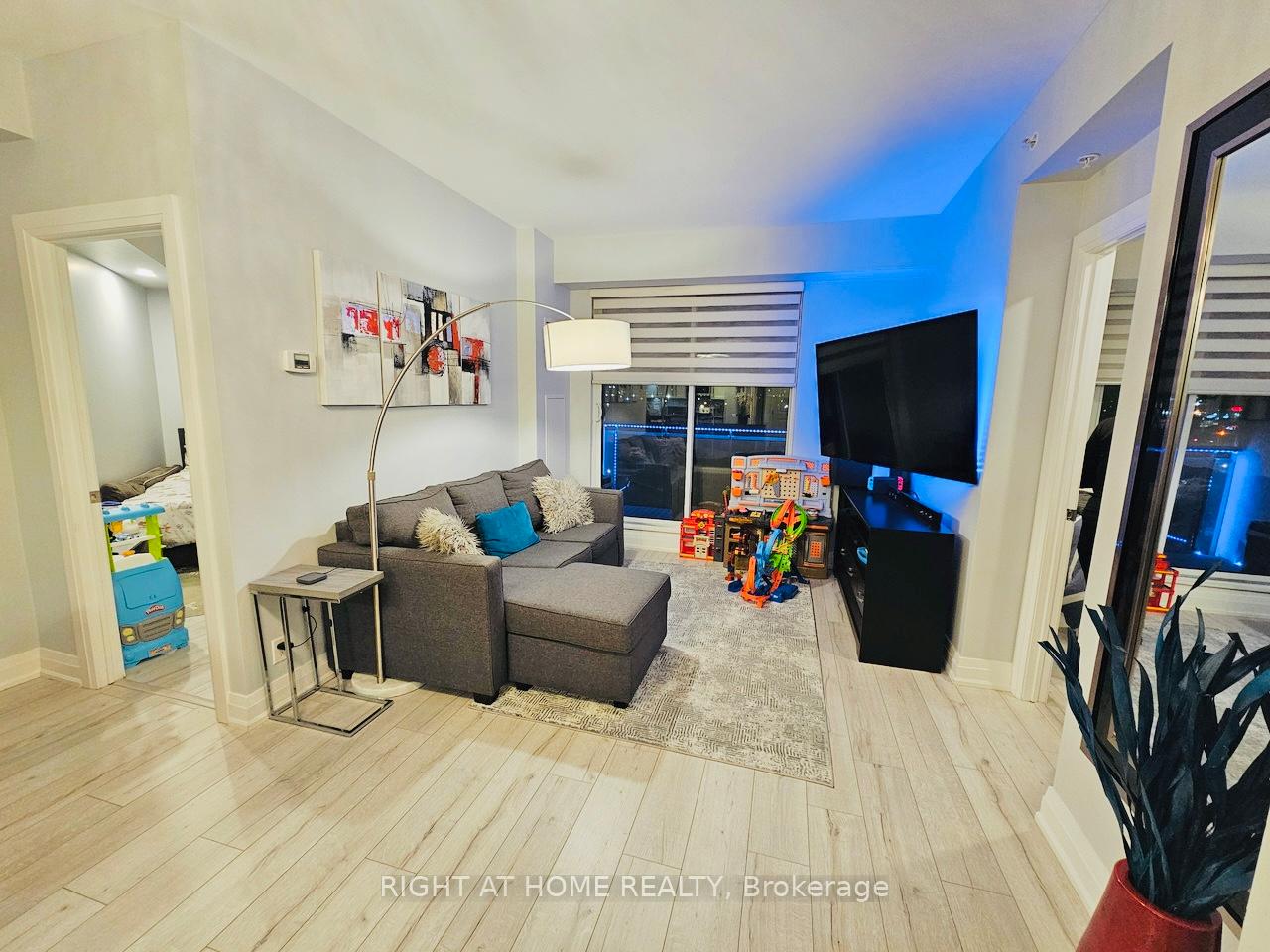 Photo 5 of 12 Woodstream Boulevard, Vaughan, Vaughan Grove — HOMEH