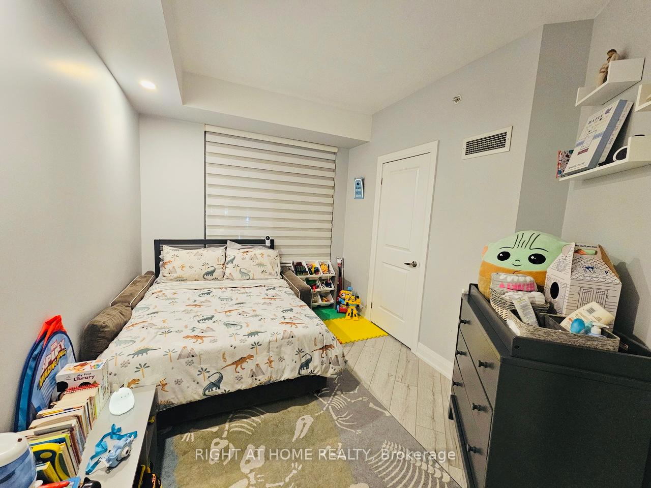 Photo 9 of 12 Woodstream Boulevard, Vaughan, Vaughan Grove — HOMEH