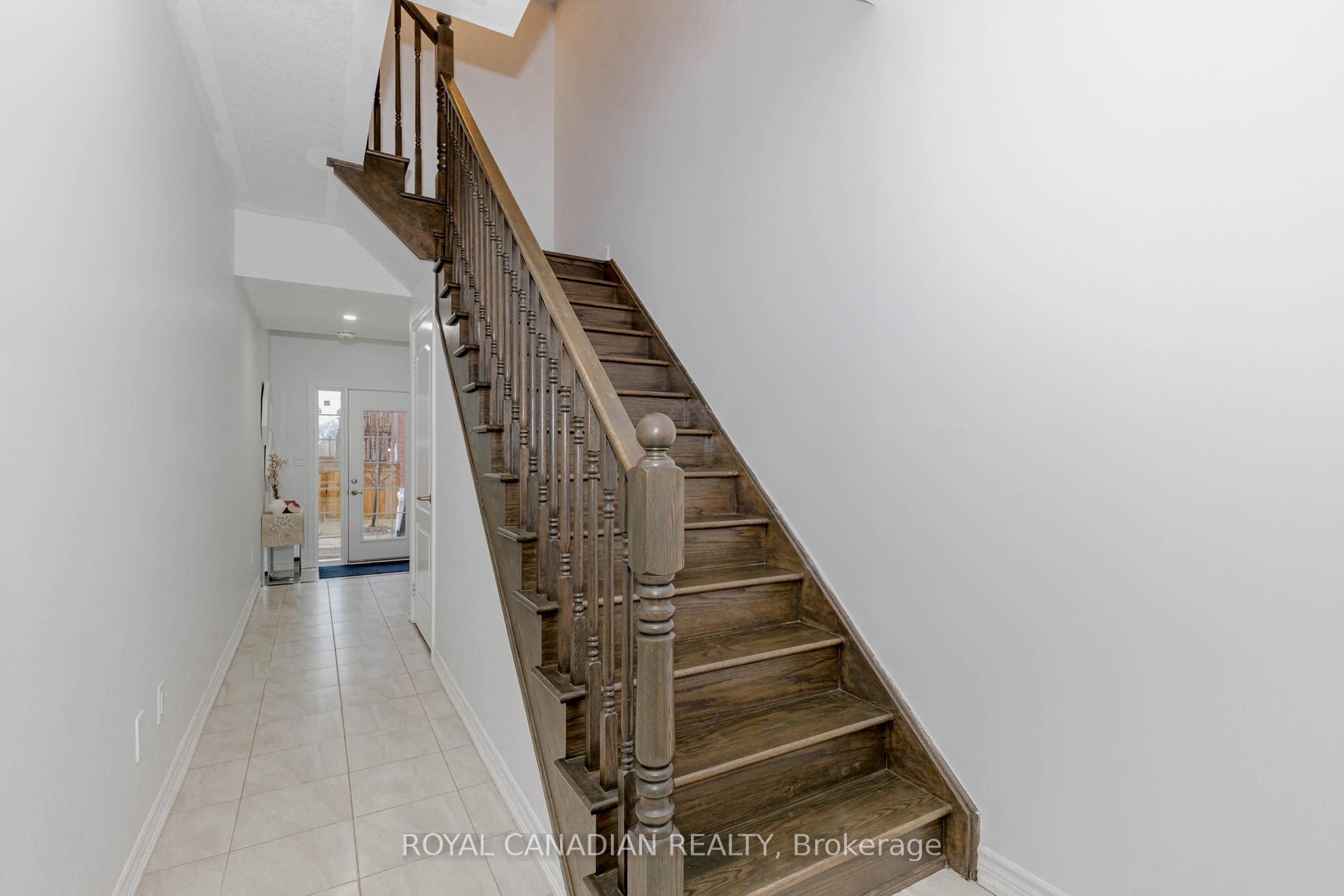 Photo 4 of 106 Borers Creek Circle, Hamilton, Waterdown — HOMEH