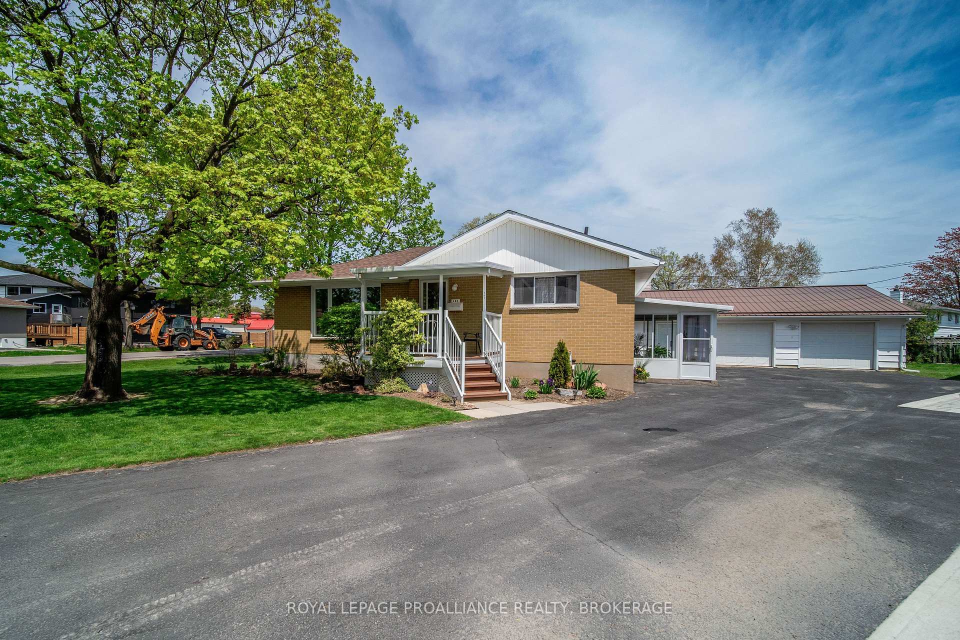 Photo 2 of 101 Elizabeth Drive, Gananoque — HOMEH