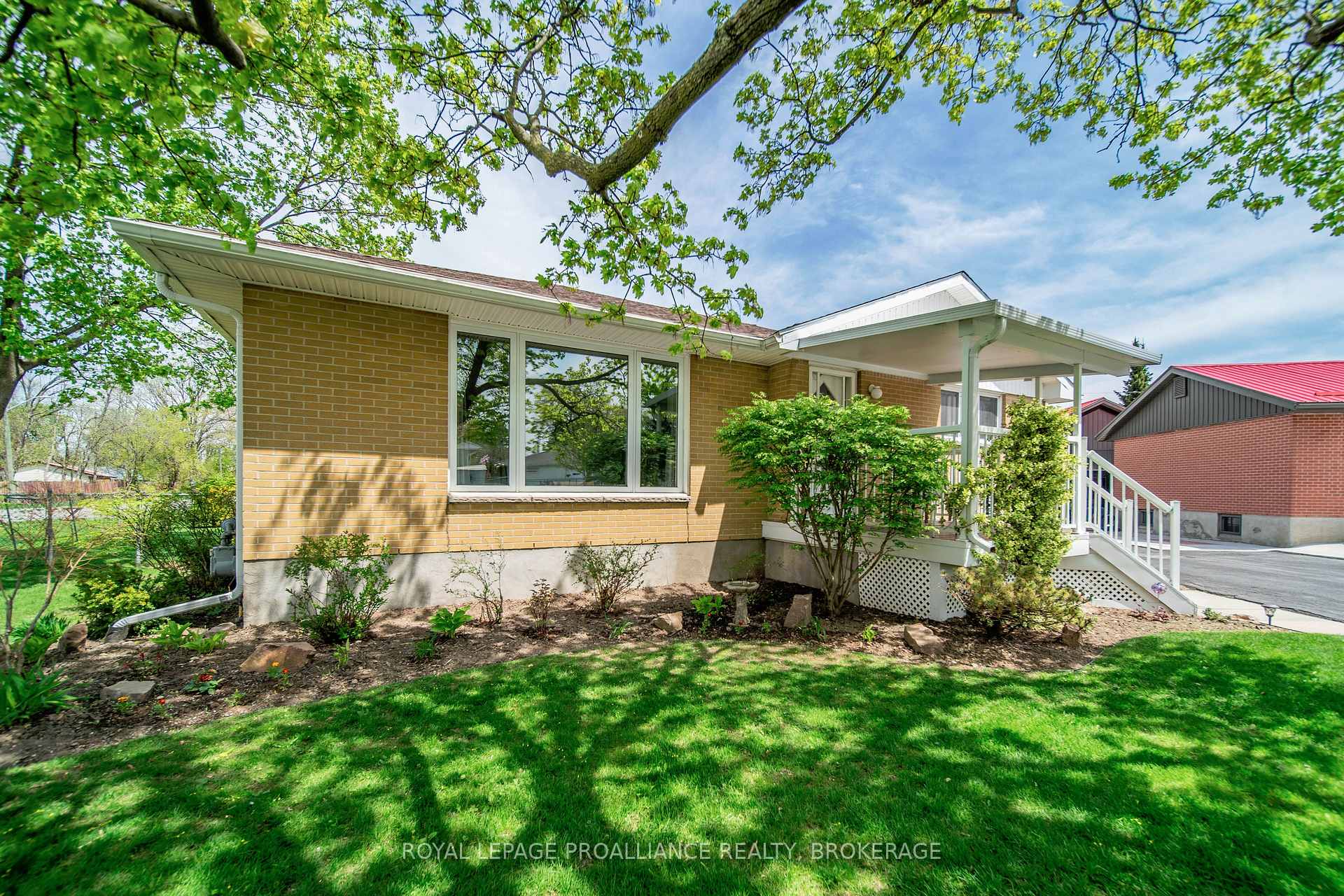 Photo 3 of 101 Elizabeth Drive, Gananoque — HOMEH