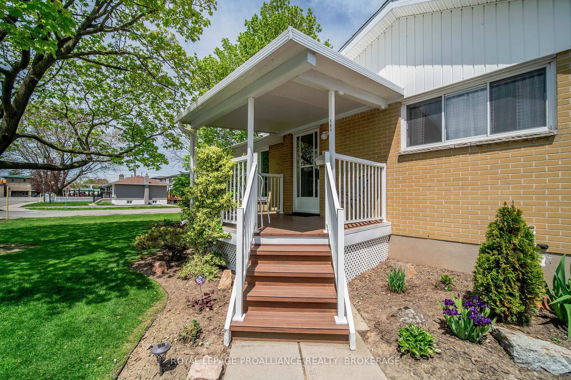 Photo 4 of 101 Elizabeth Drive, Gananoque — HOMEH