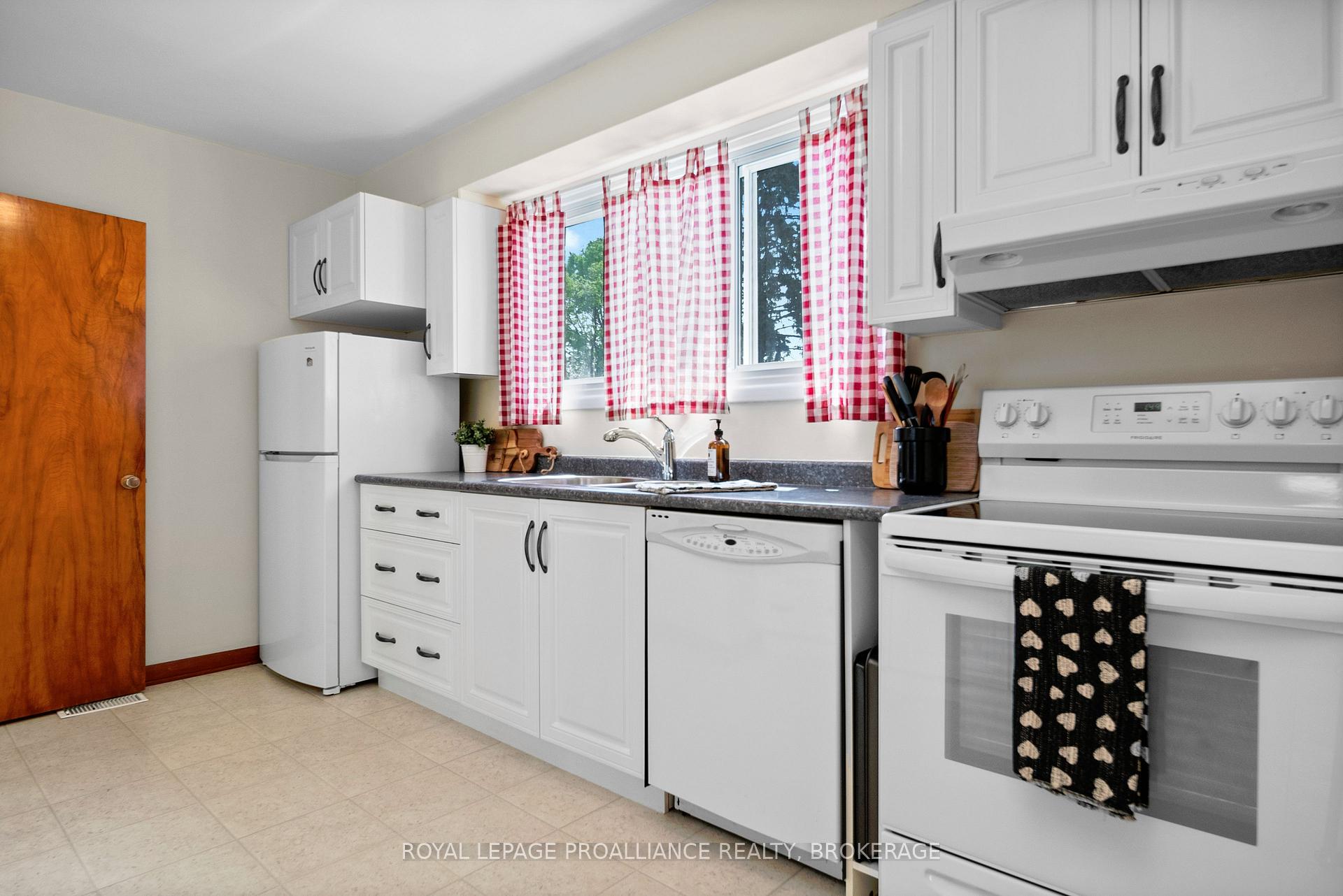 Photo 12 of 101 Elizabeth Drive, Gananoque — HOMEH