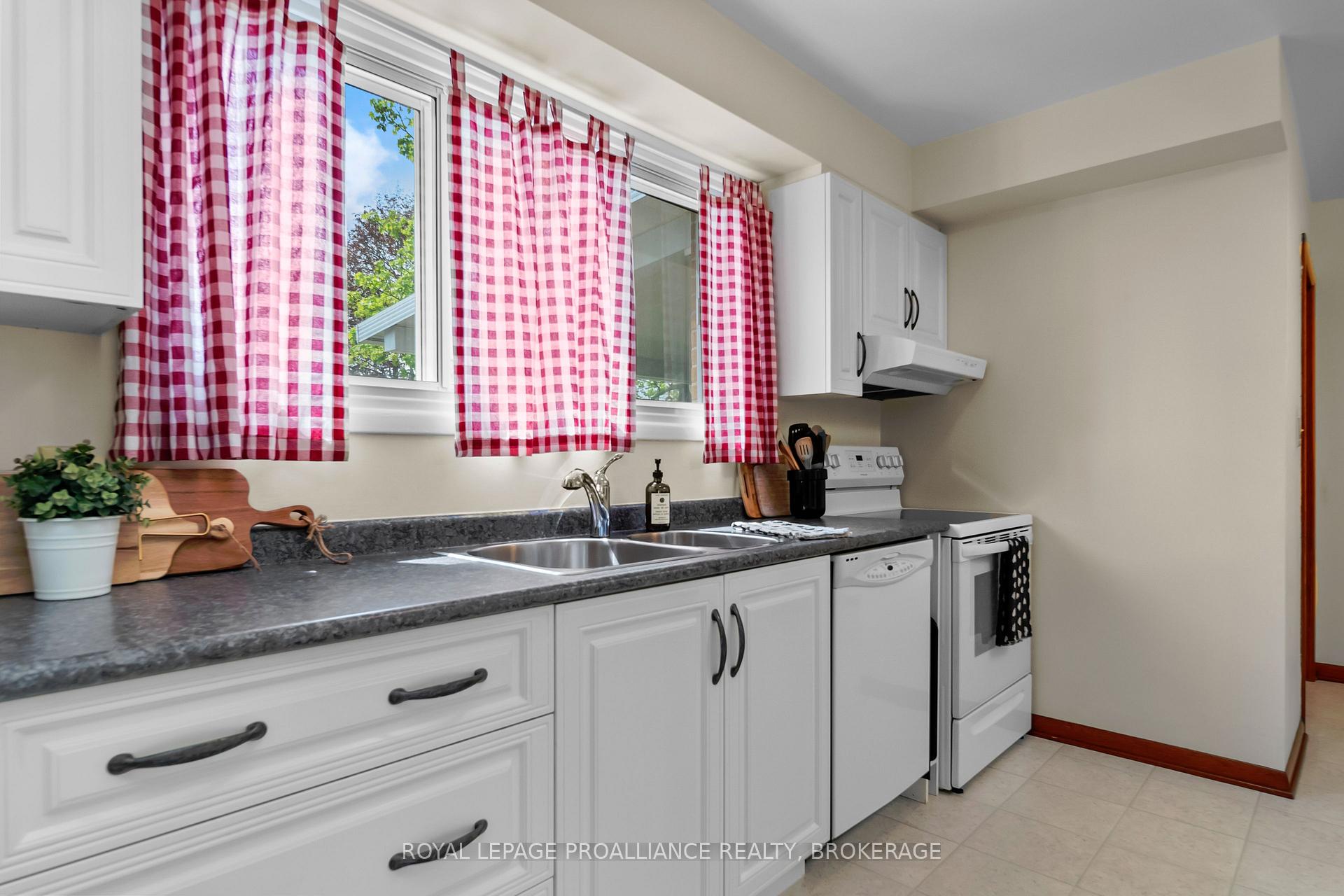Photo 13 of 101 Elizabeth Drive, Gananoque — HOMEH