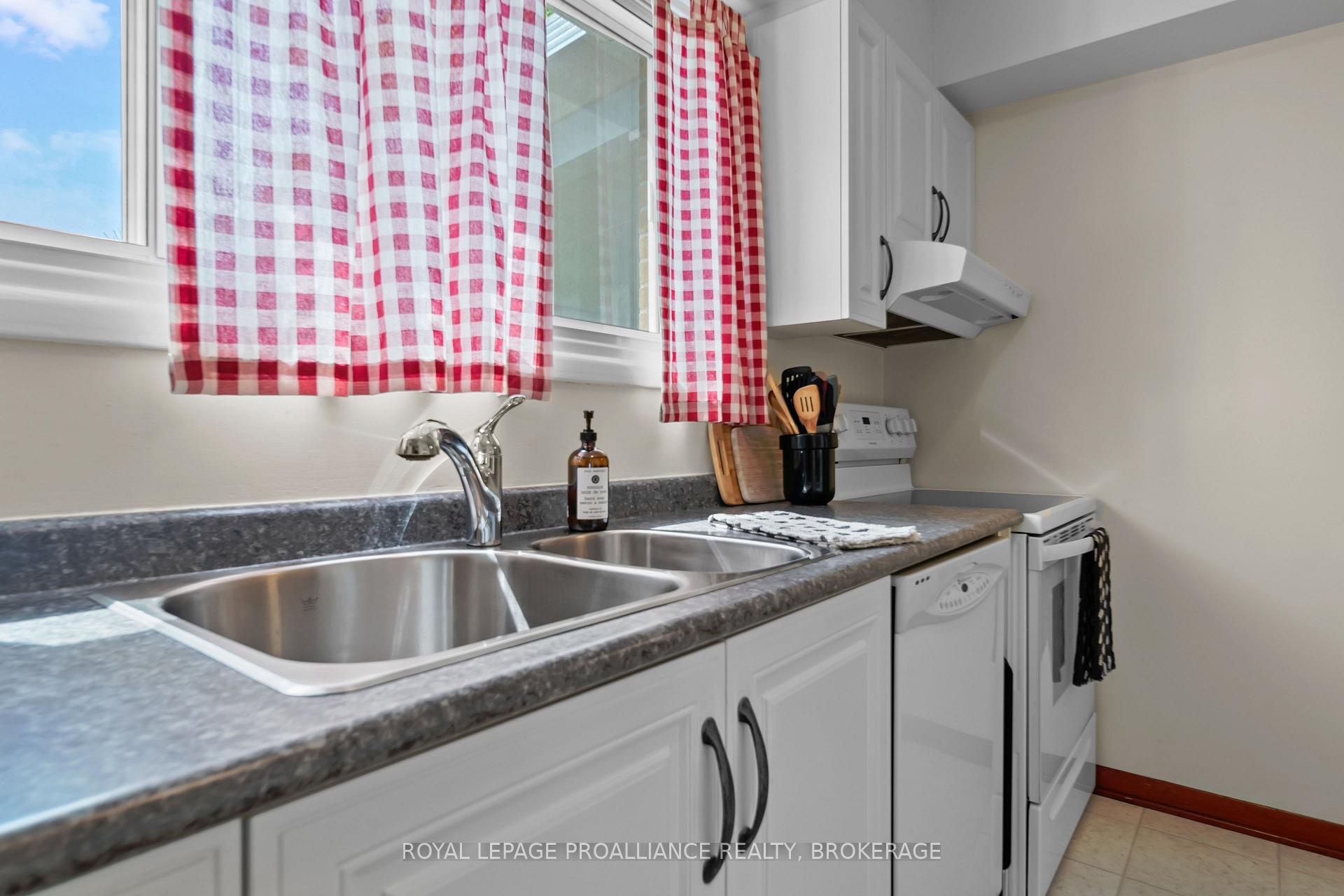 Photo 15 of 101 Elizabeth Drive, Gananoque — HOMEH