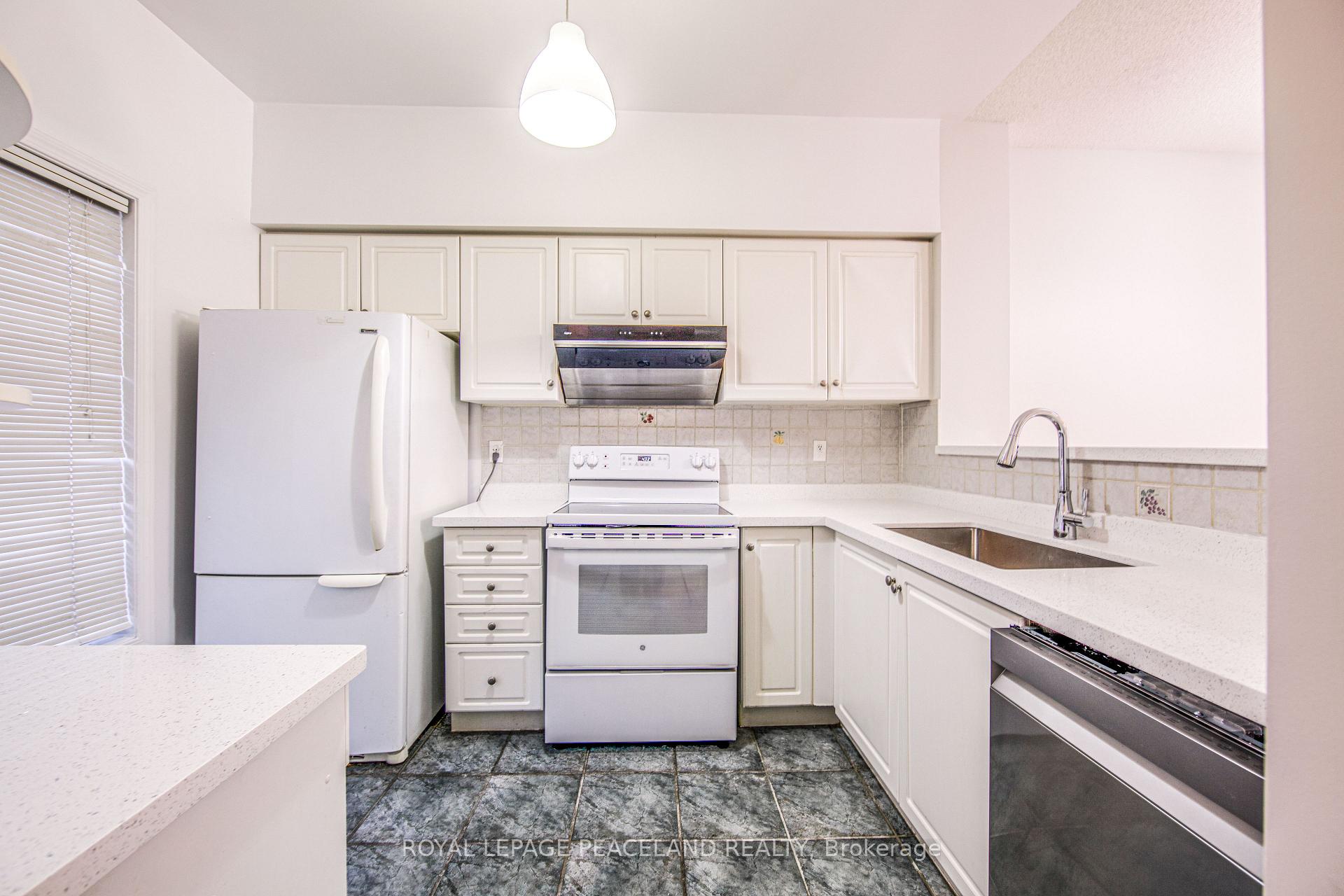 Photo 3 of Unit 13, 2 Alpen Way, Markham, Unionville — HOMEH