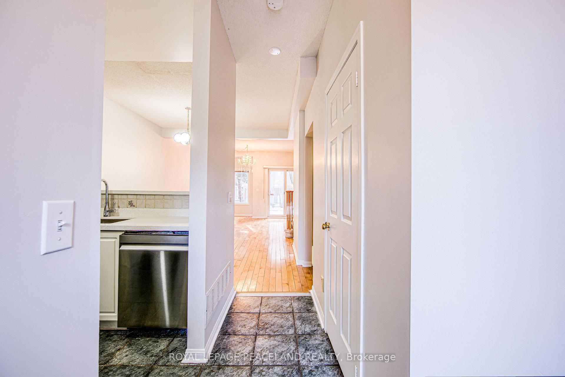 Photo 5 of Unit 13, 2 Alpen Way, Markham, Unionville — HOMEH