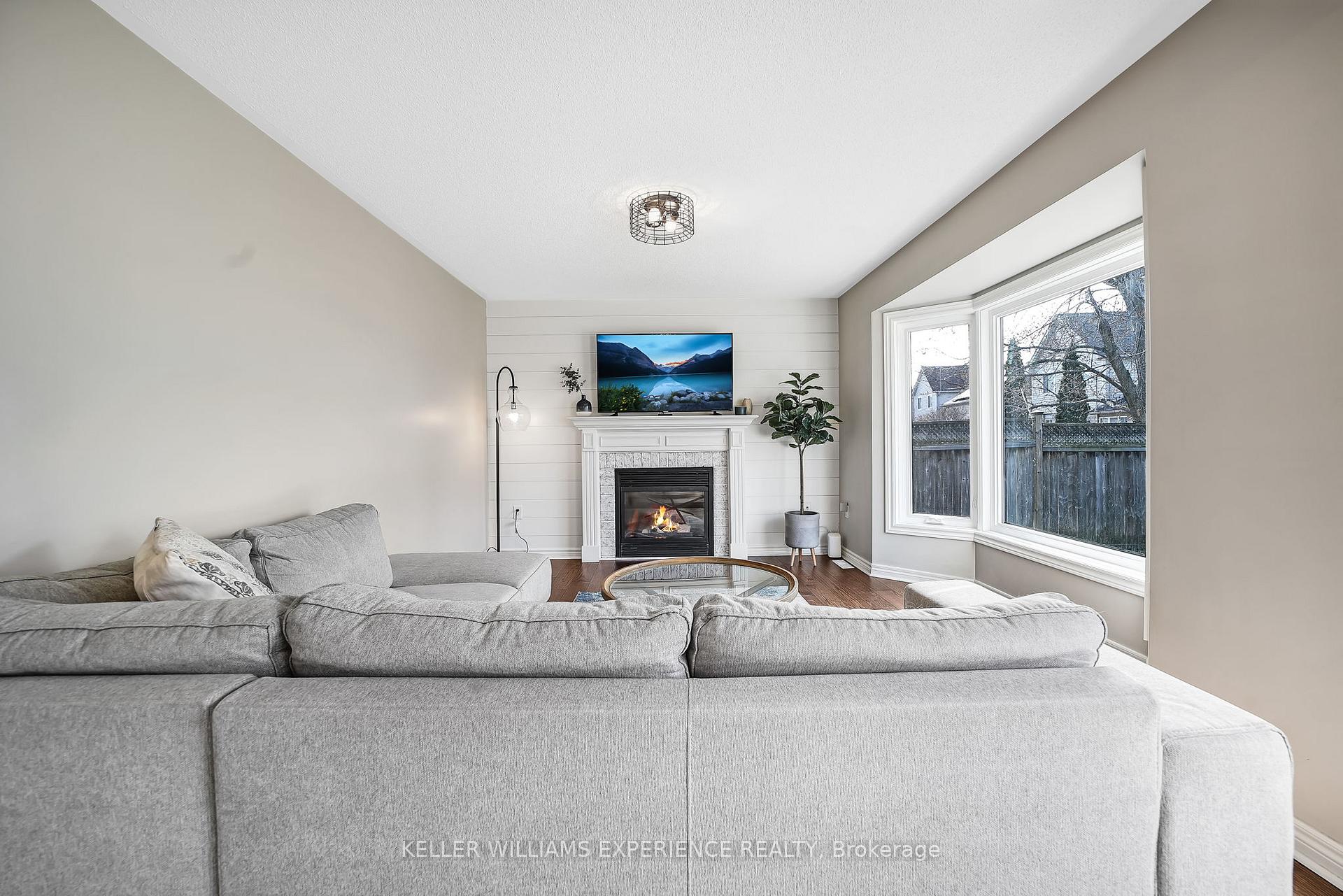 Photo 14 of 6 Brookwood Drive, Barrie, 400 West — HOMEH