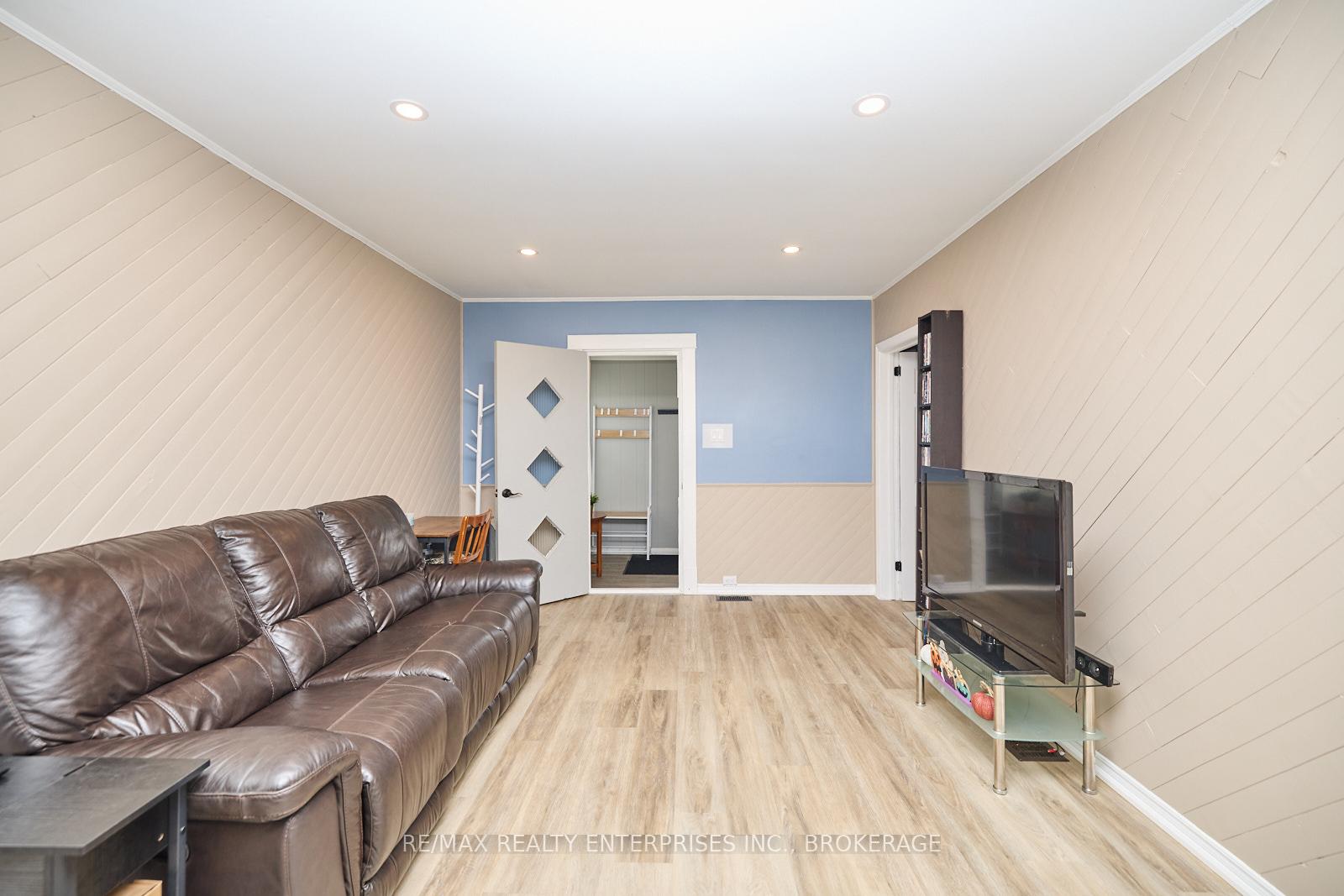 Photo 5 of 12 Fairburn Avenue, St. Catharines, Burleigh Hill — HOMEH