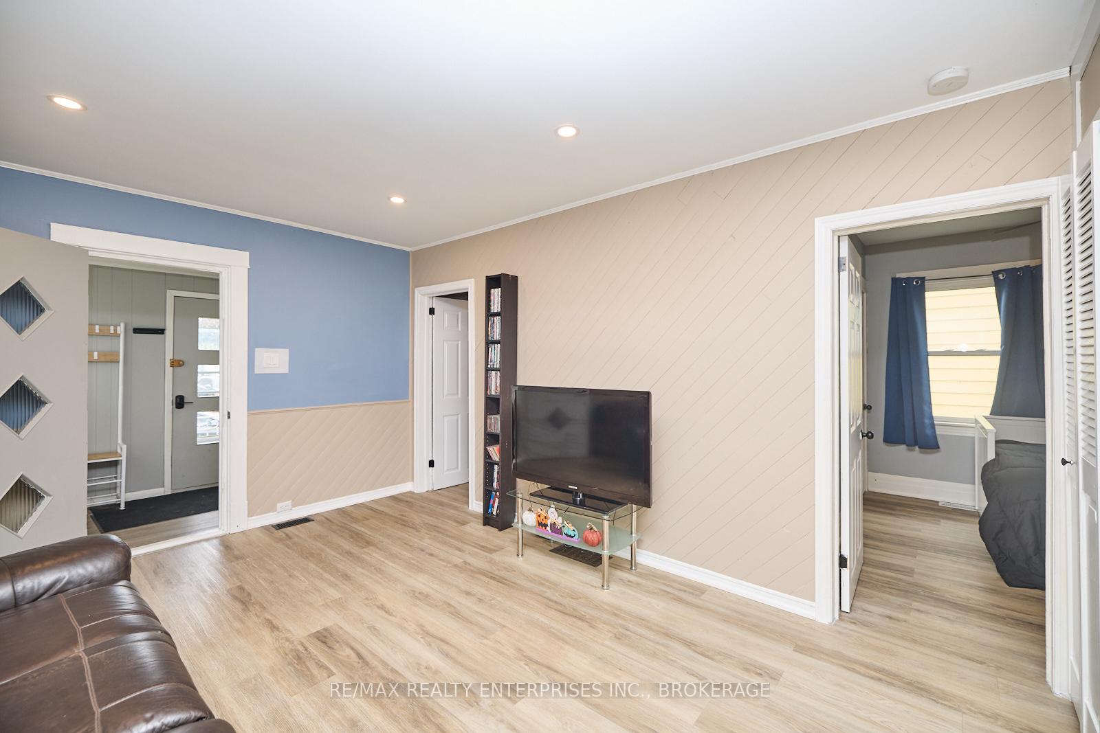 Photo 6 of 12 Fairburn Avenue, St. Catharines, Burleigh Hill — HOMEH