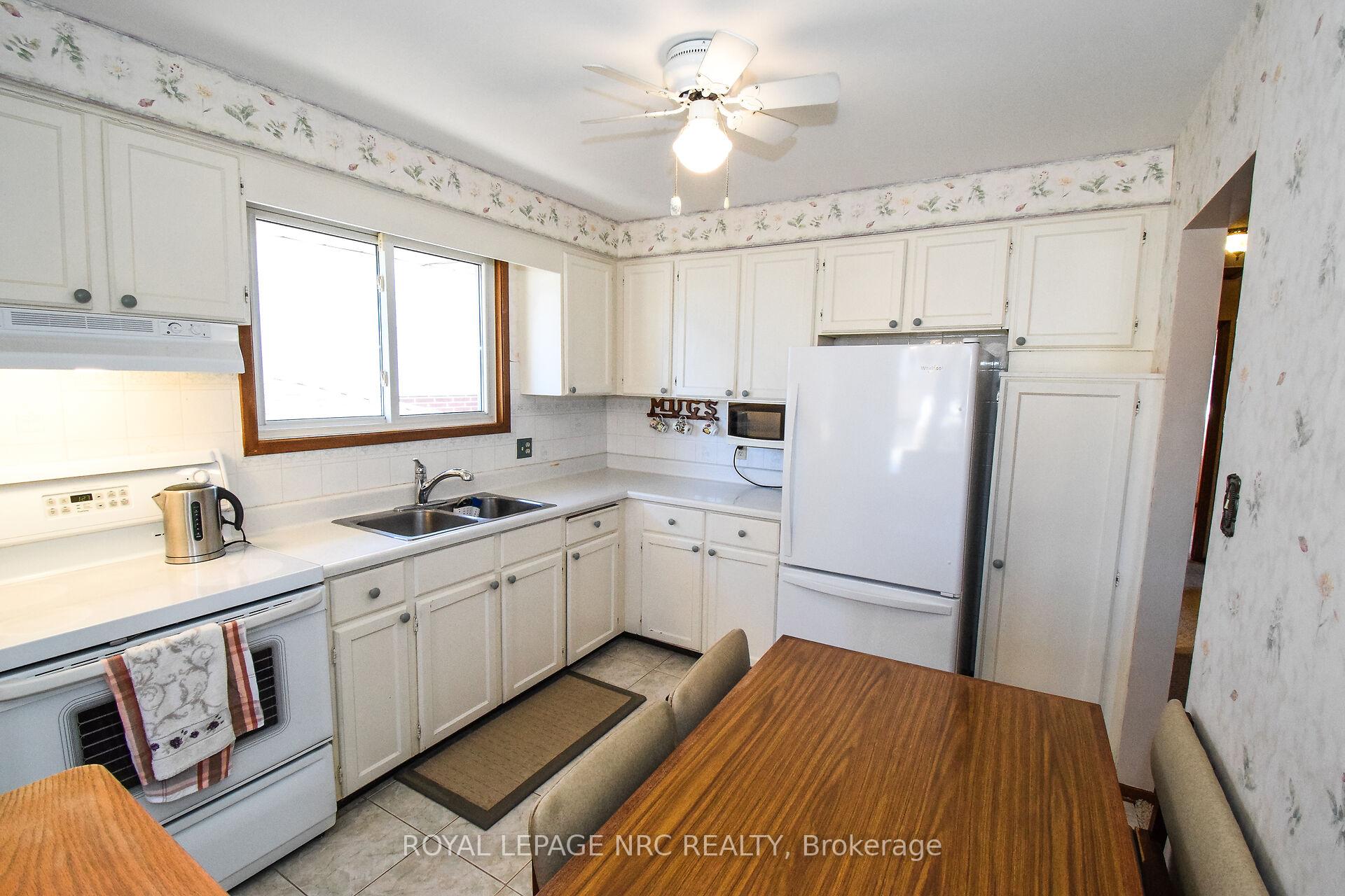 Photo 15 of 37 Rochelle Drive, St. Catharines, Bunting/Linwell — HOMEH