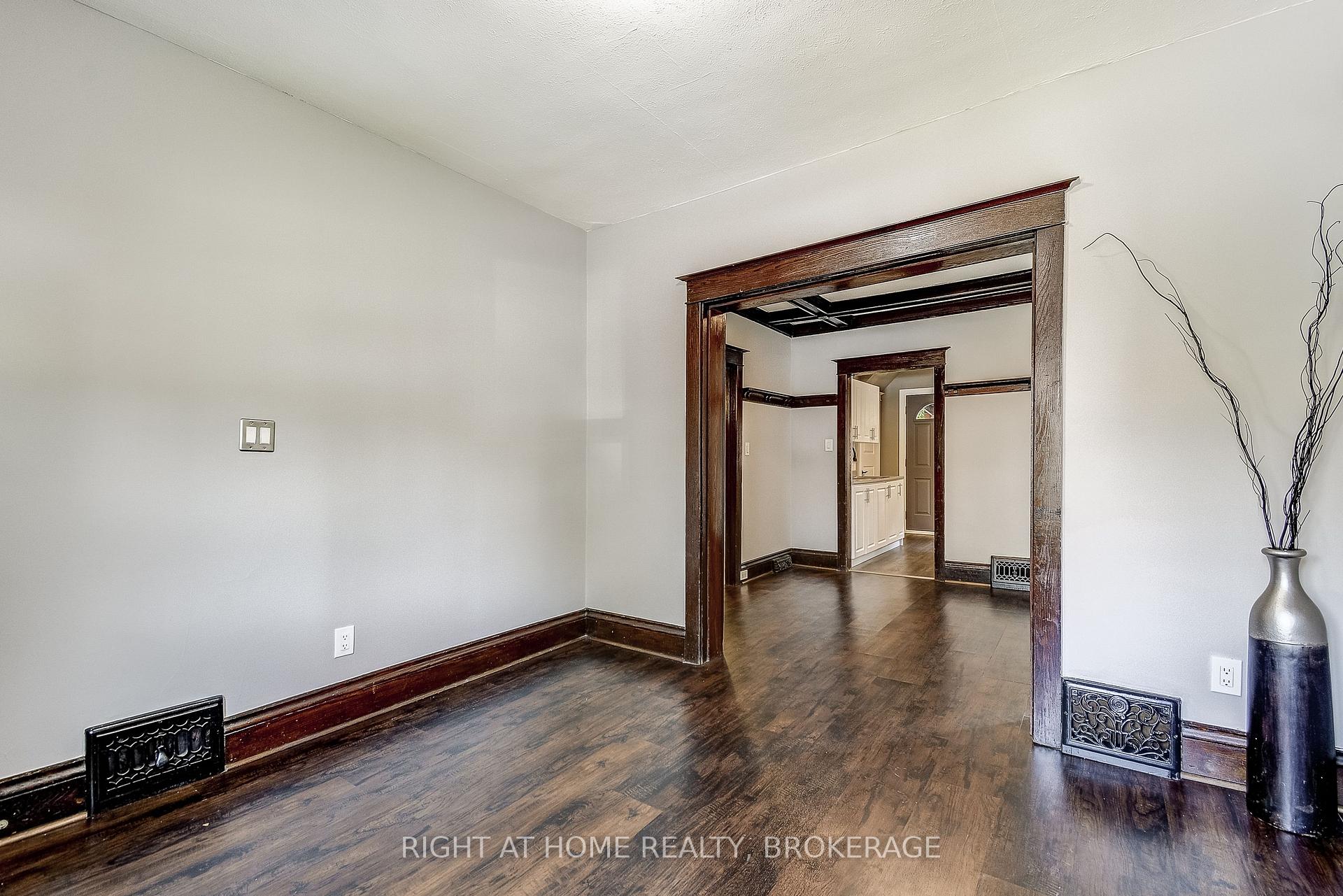 Photo 7 of 183 Rosslyn Avenue S, Hamilton, Delta — HOMEH