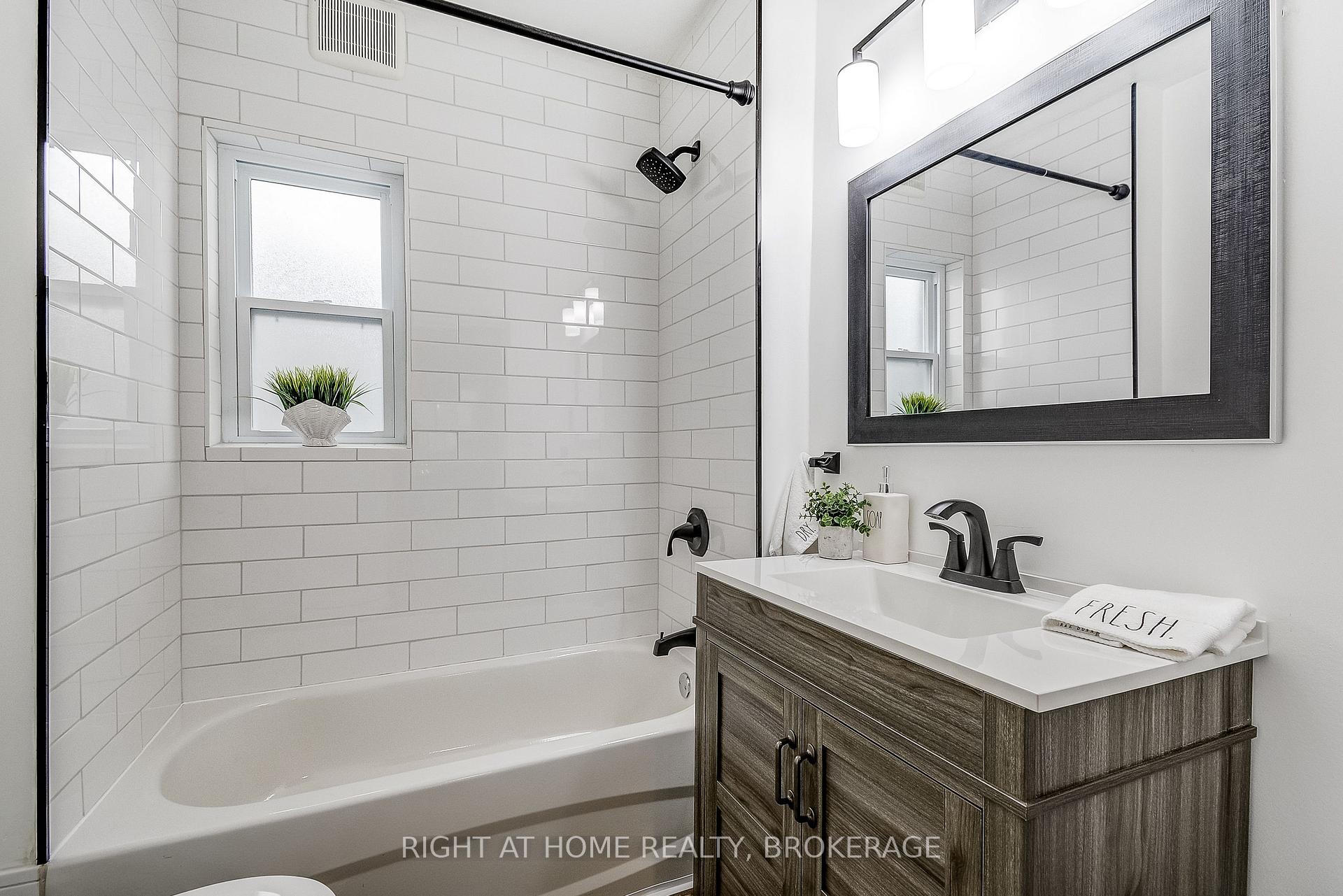 Photo 10 of 183 Rosslyn Avenue S, Hamilton, Delta — HOMEH