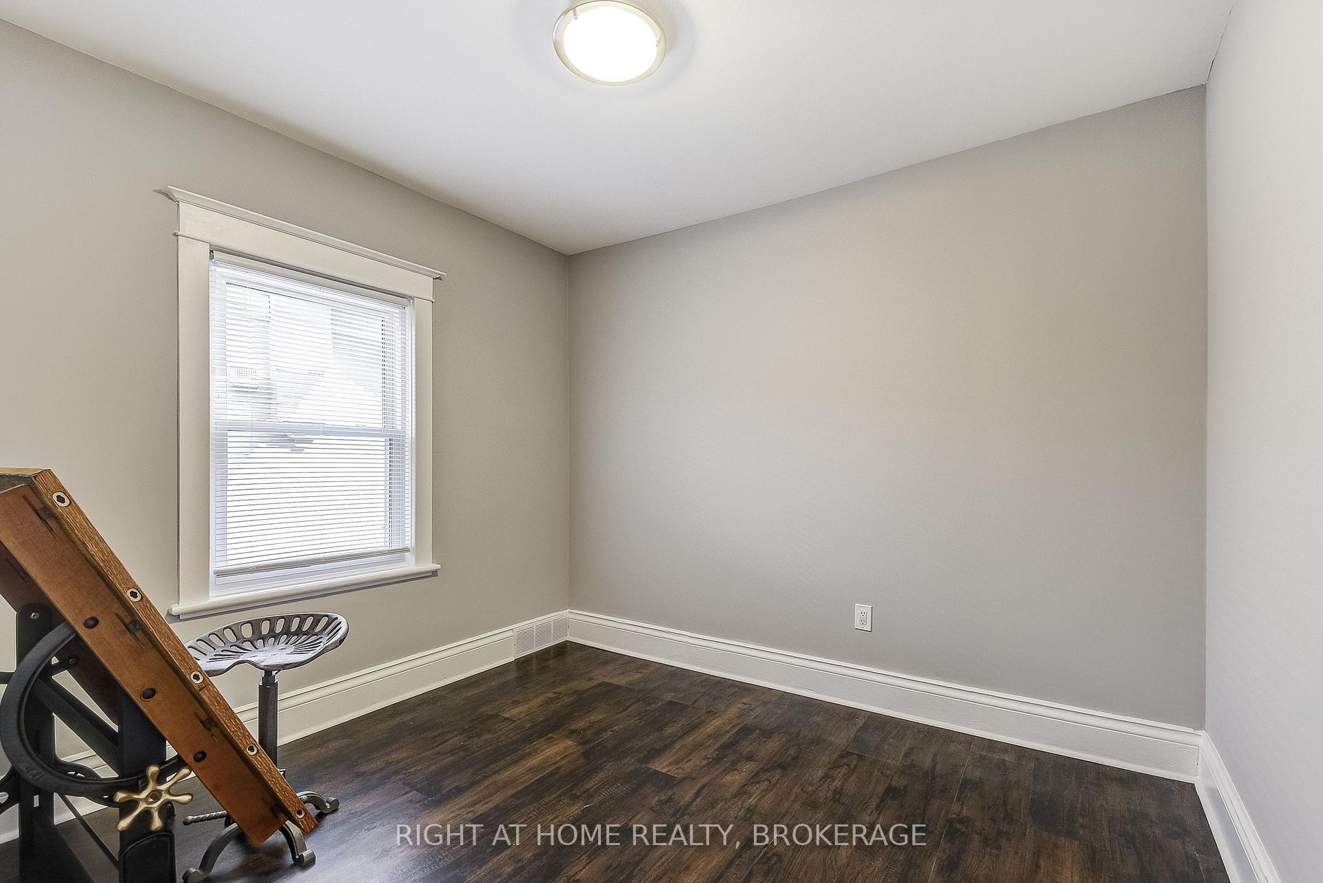Photo 11 of 183 Rosslyn Avenue S, Hamilton, Delta — HOMEH