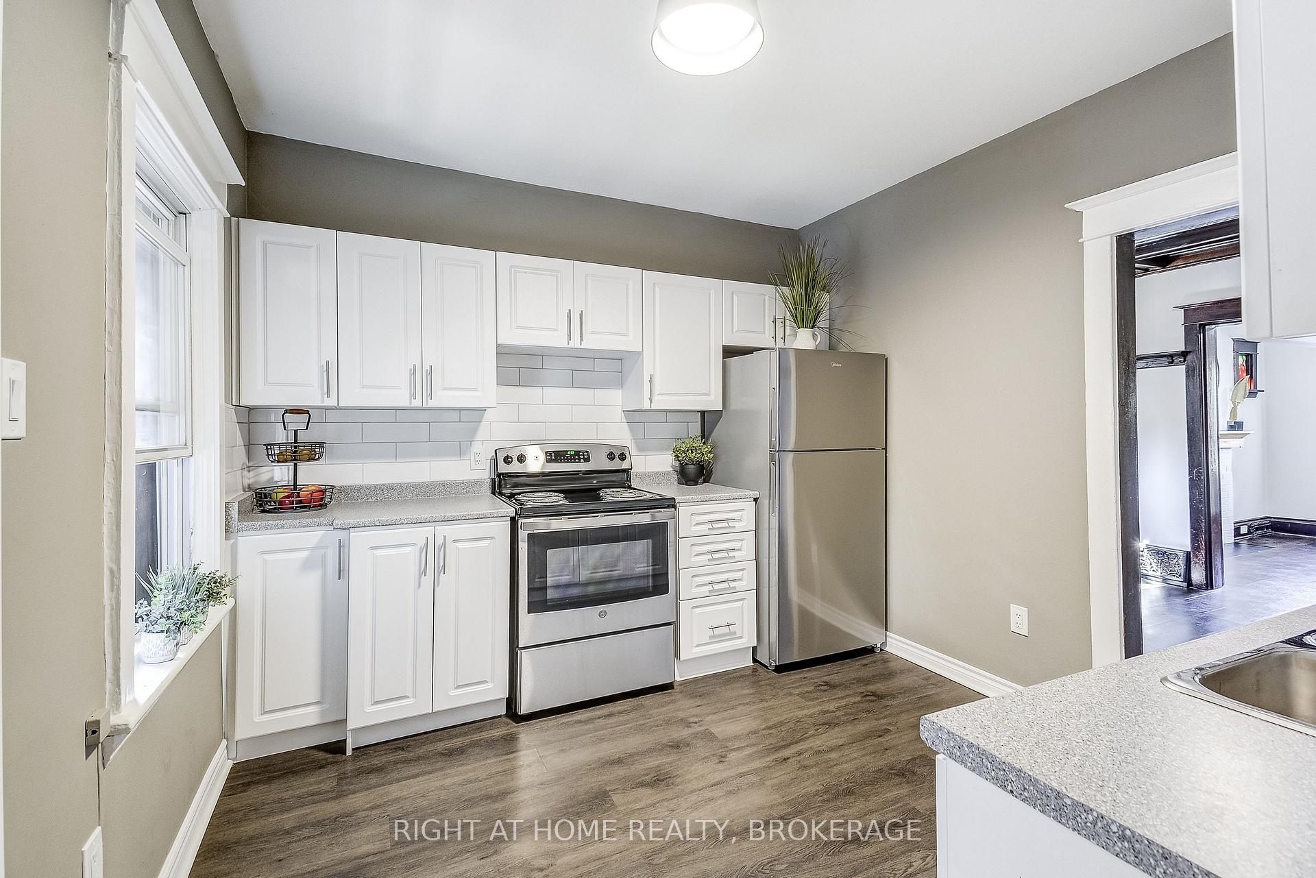 Photo 16 of 183 Rosslyn Avenue S, Hamilton, Delta — HOMEH