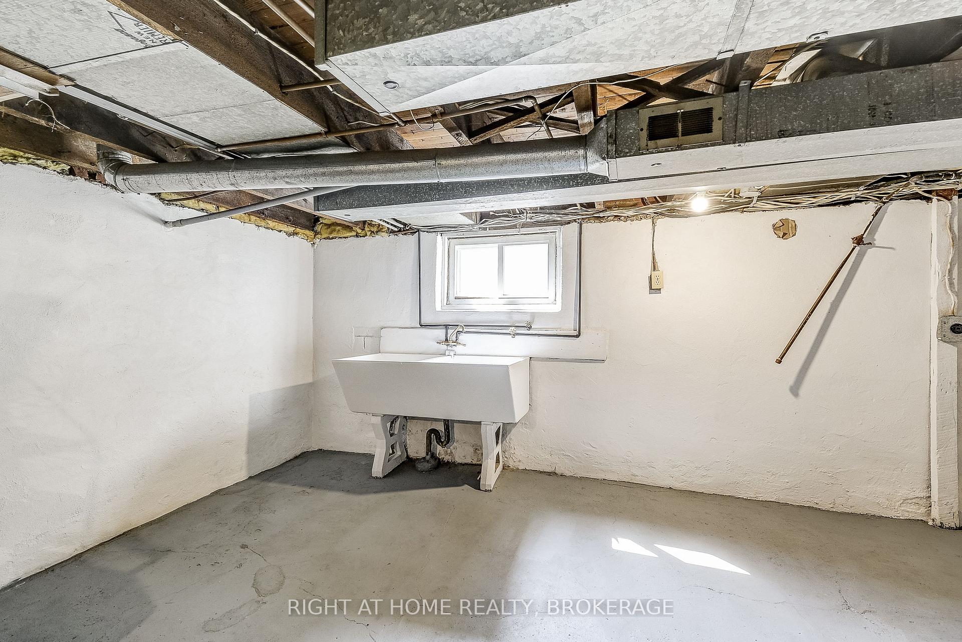 Photo 18 of 183 Rosslyn Avenue S, Hamilton, Delta — HOMEH