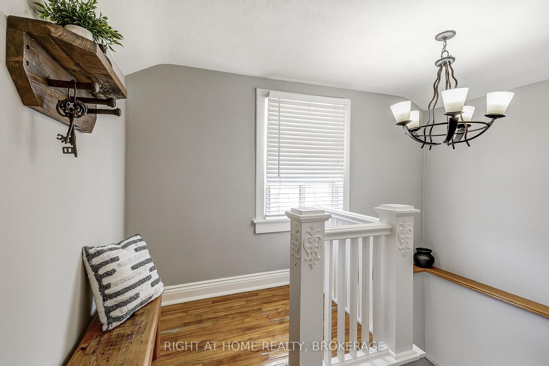 Photo 20 of 183 Rosslyn Avenue S, Hamilton, Delta — HOMEH