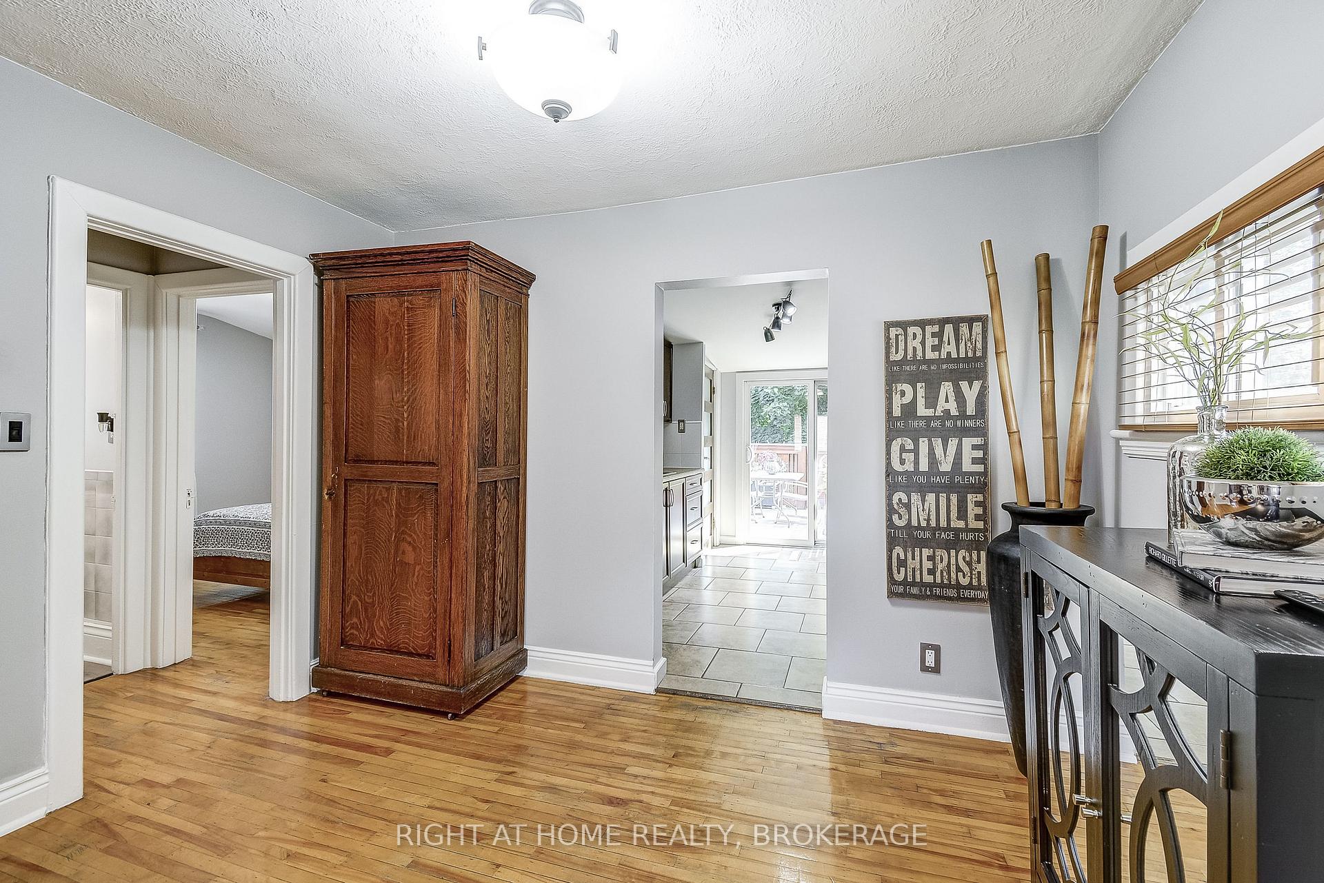 Photo 26 of 183 Rosslyn Avenue S, Hamilton, Delta — HOMEH