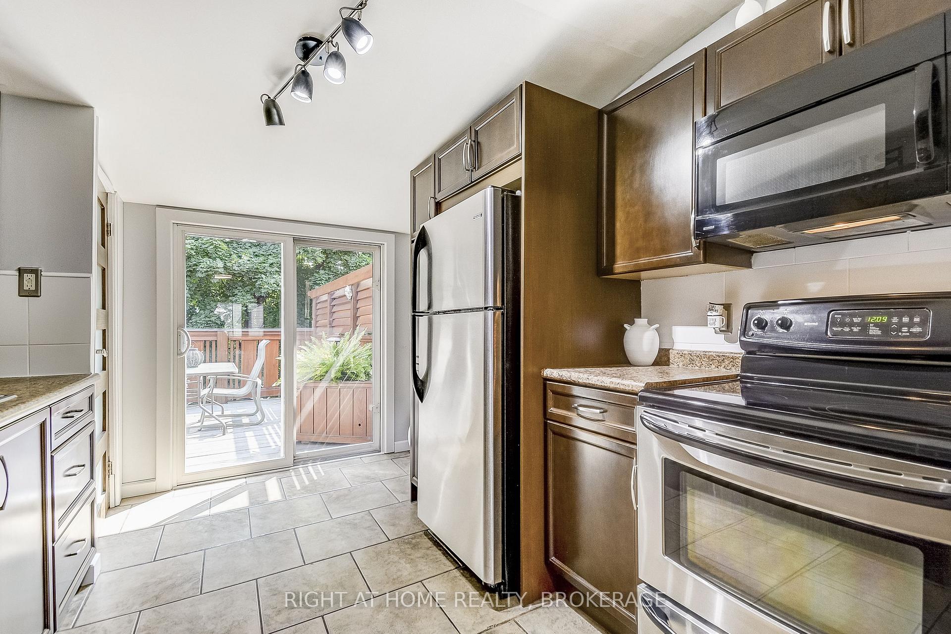 Photo 29 of 183 Rosslyn Avenue S, Hamilton, Delta — HOMEH