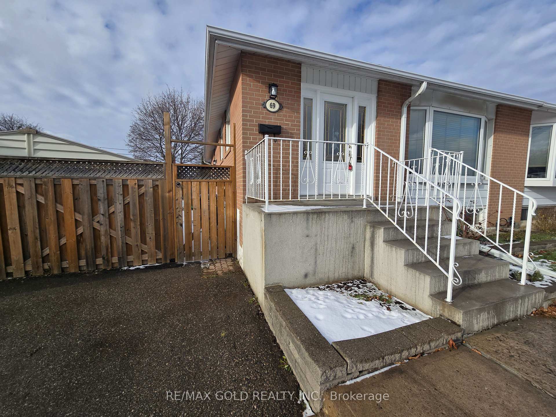 Photo 2 of 69 Alexandria Crescent, Brampton, Avondale — HOMEH