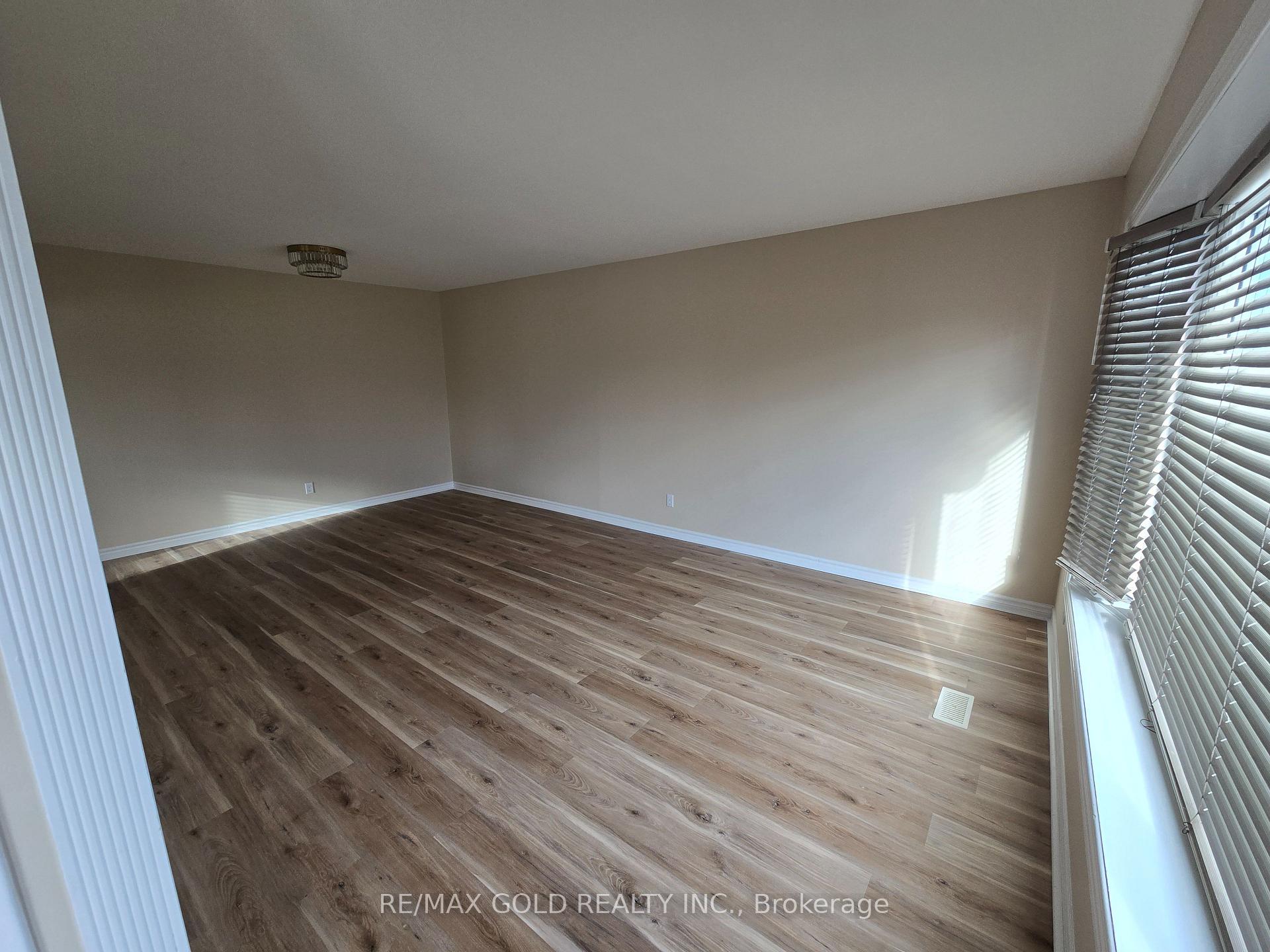 Photo 3 of 69 Alexandria Crescent, Brampton, Avondale — HOMEH
