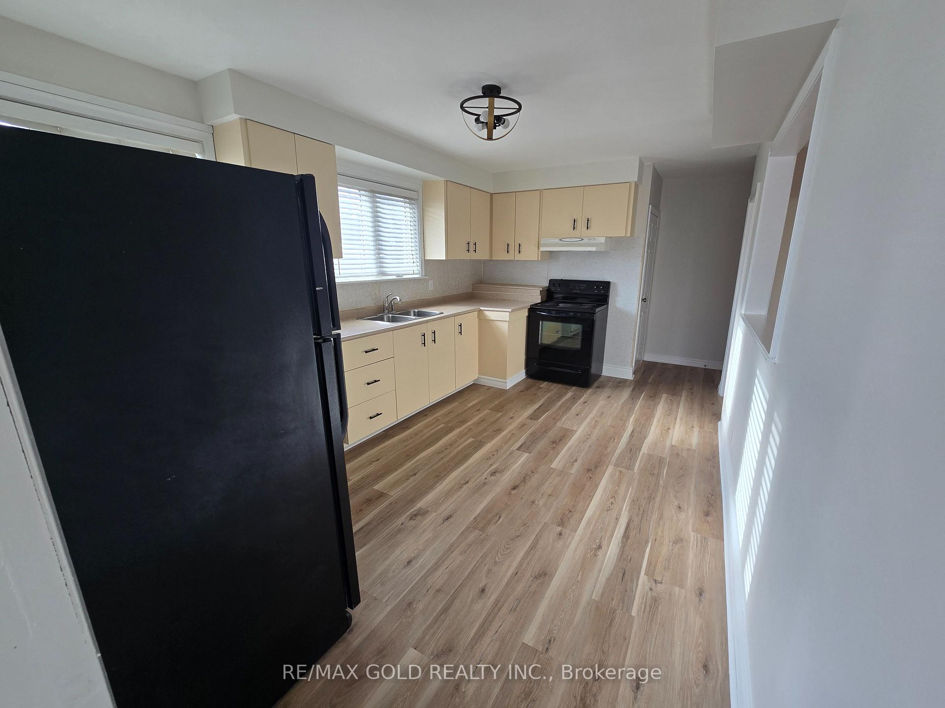 Photo 4 of 69 Alexandria Crescent, Brampton, Avondale — HOMEH