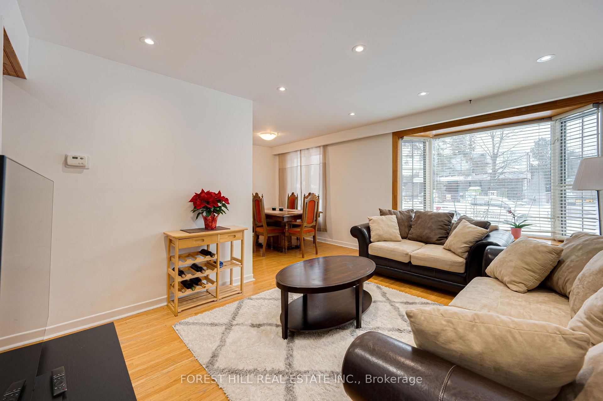 Photo 2 of 4 Knowles Crescent, Aurora, Aurora Highlands — HOMEH