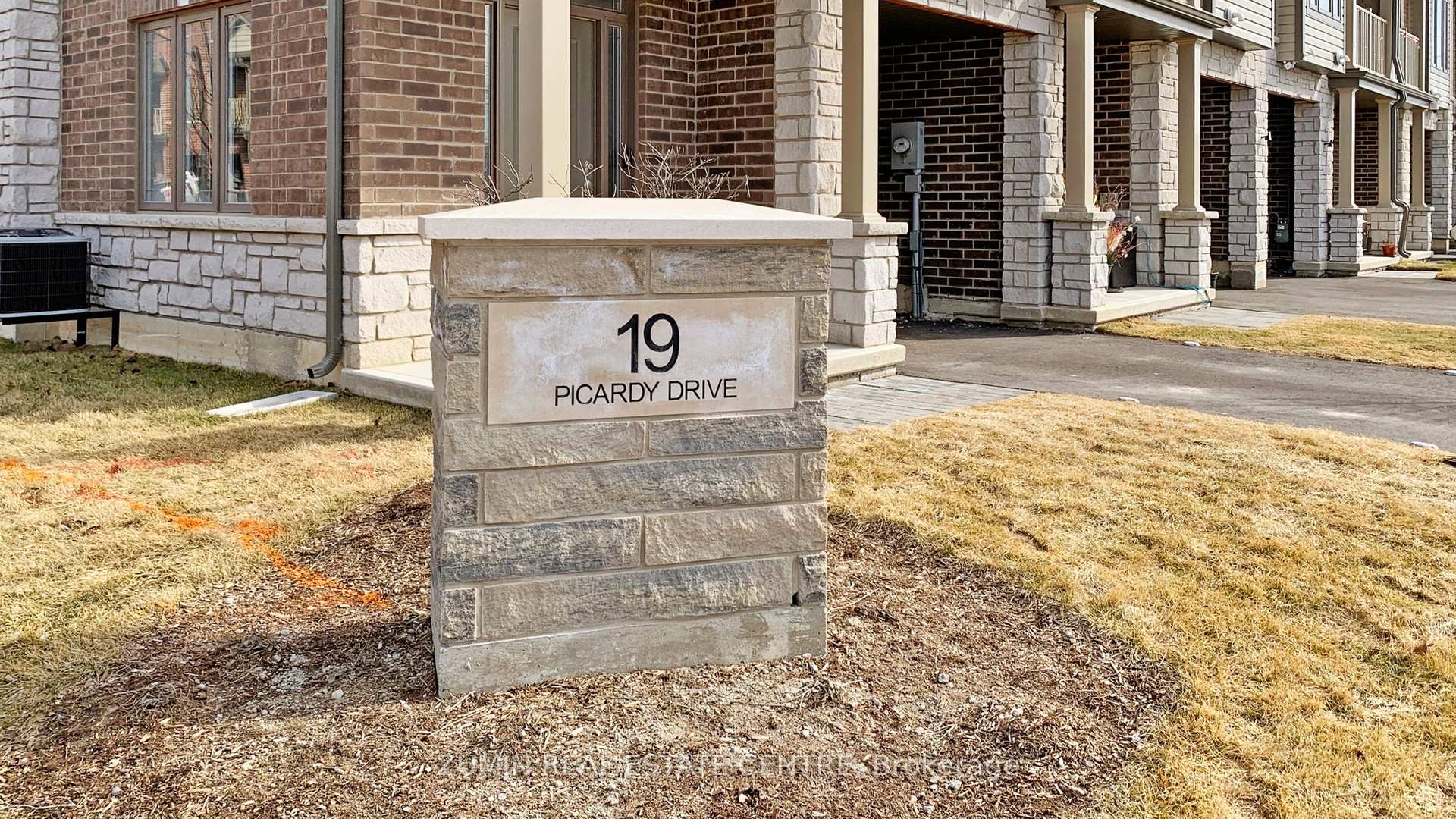 Photo 2 of 13 Picardy Drive, Hamilton, Stoney Creek Mountain — HOMEH