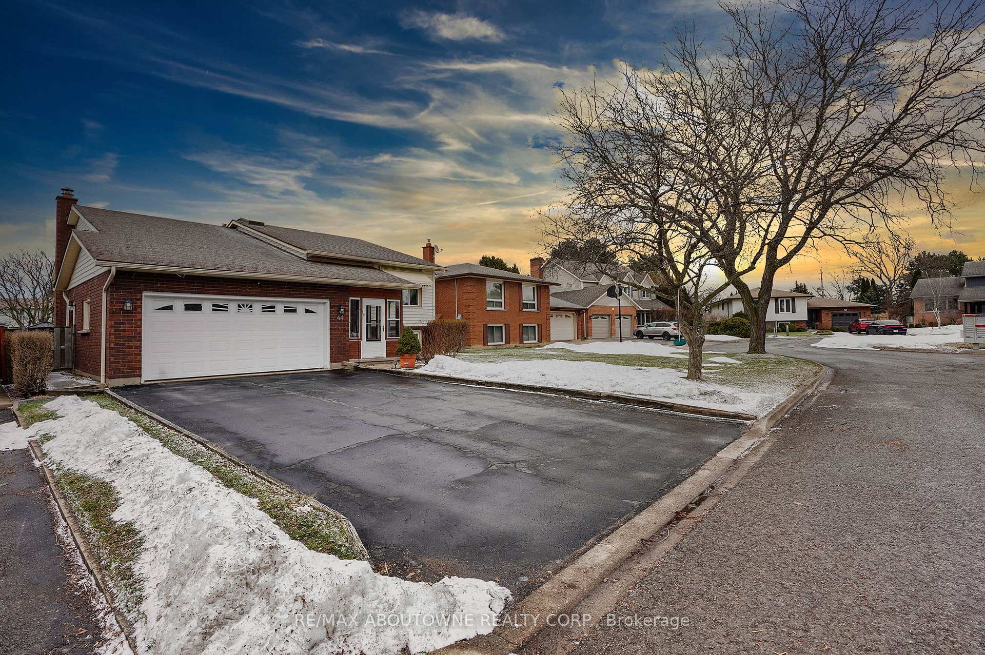 Photo 2 of 44 The Meadows Street, St. Catharines, Lakeport — HOMEH