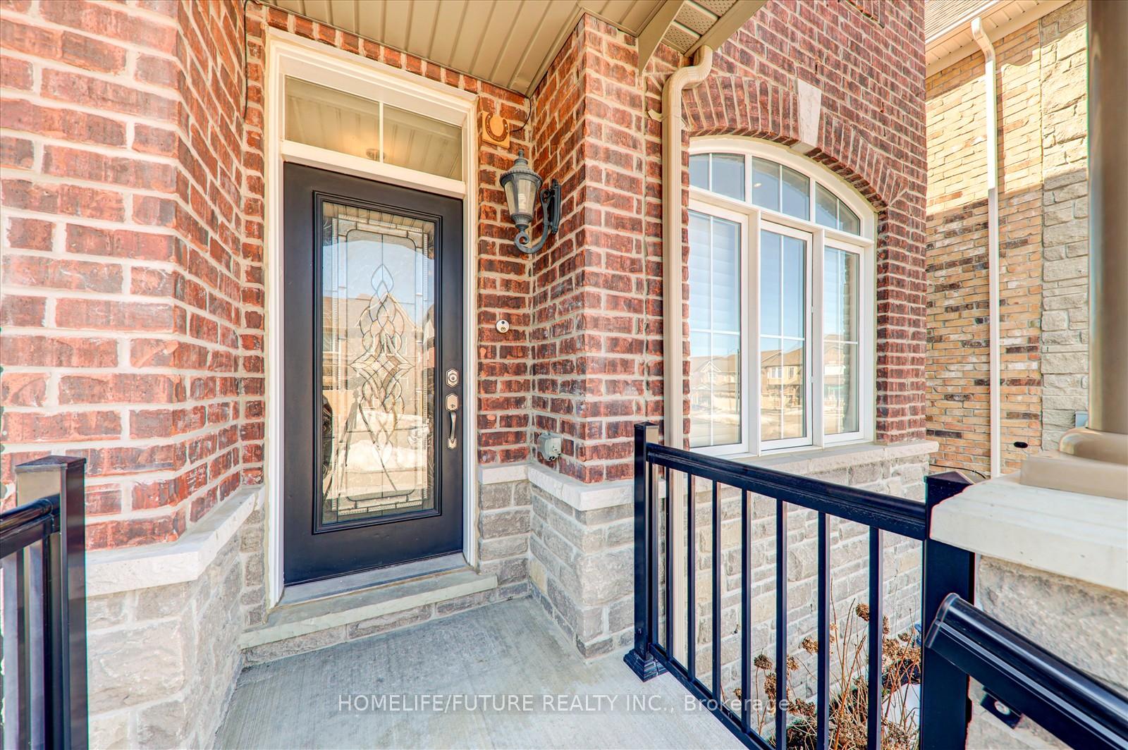 Photo 5 of 4 Bignell Crescent, Ajax, Northeast Ajax — HOMEH