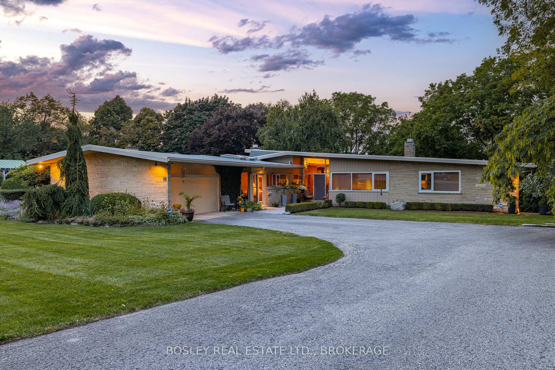 Photo 1 of 21 Woodmount Drive N, St. Catharines, Burleigh Hill — HOMEH