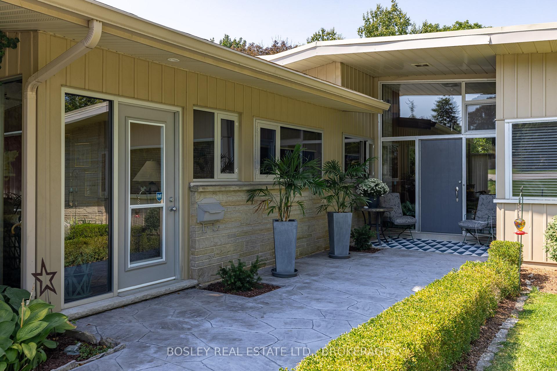 Photo 2 of 21 Woodmount Drive N, St. Catharines, Burleigh Hill — HOMEH