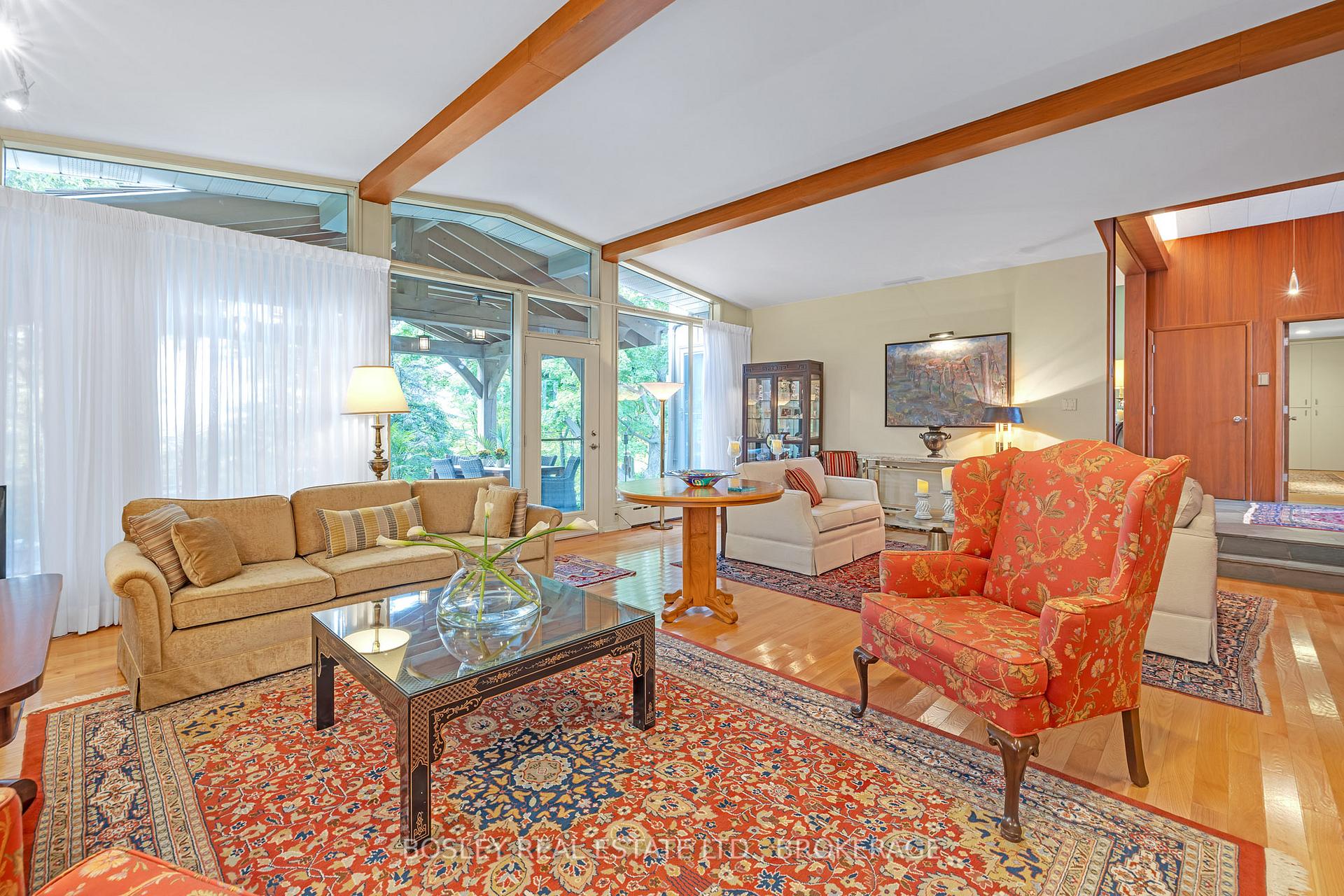 Photo 5 of 21 Woodmount Drive N, St. Catharines, Burleigh Hill — HOMEH