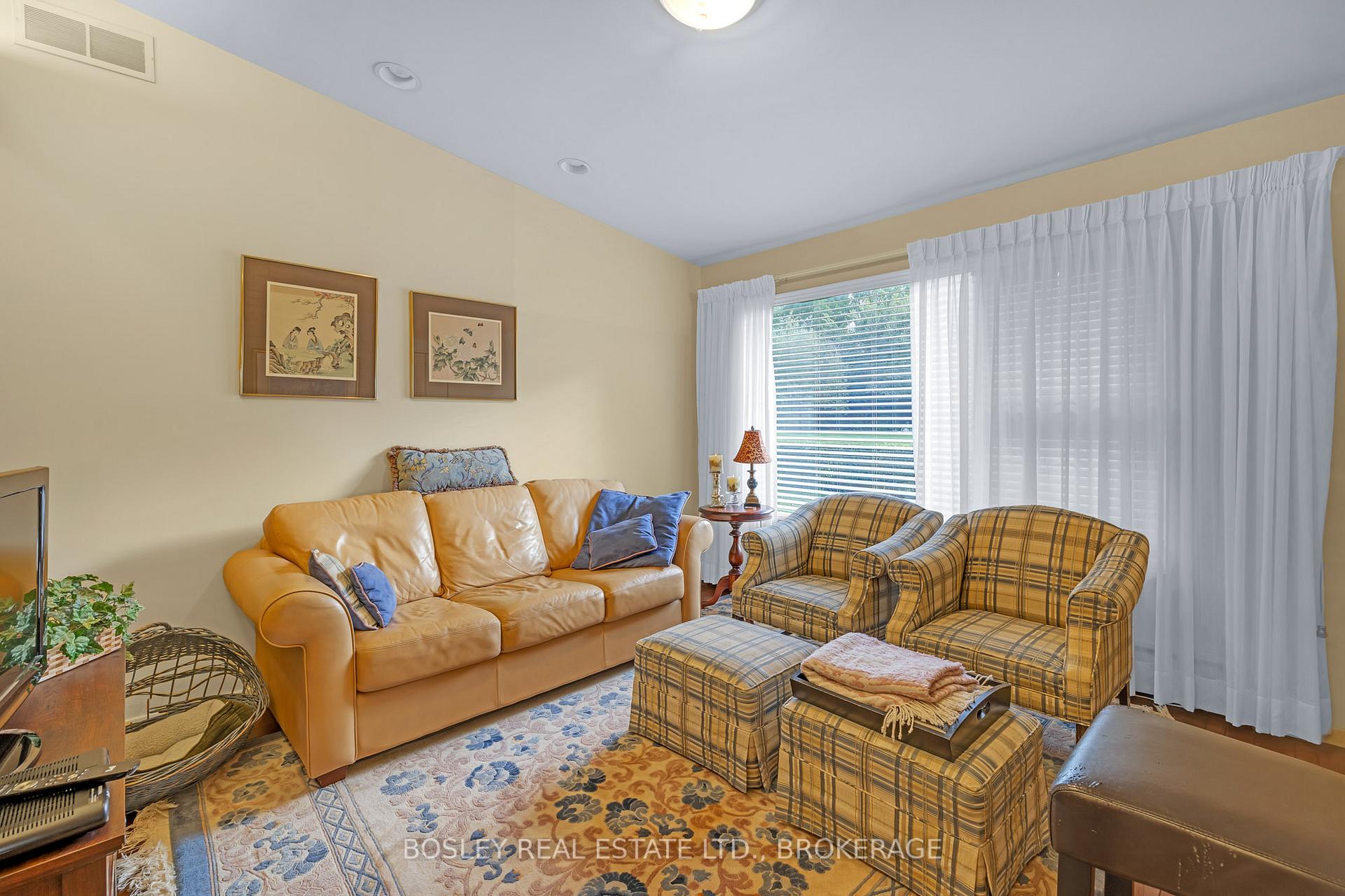 Photo 7 of 21 Woodmount Drive N, St. Catharines, Burleigh Hill — HOMEH