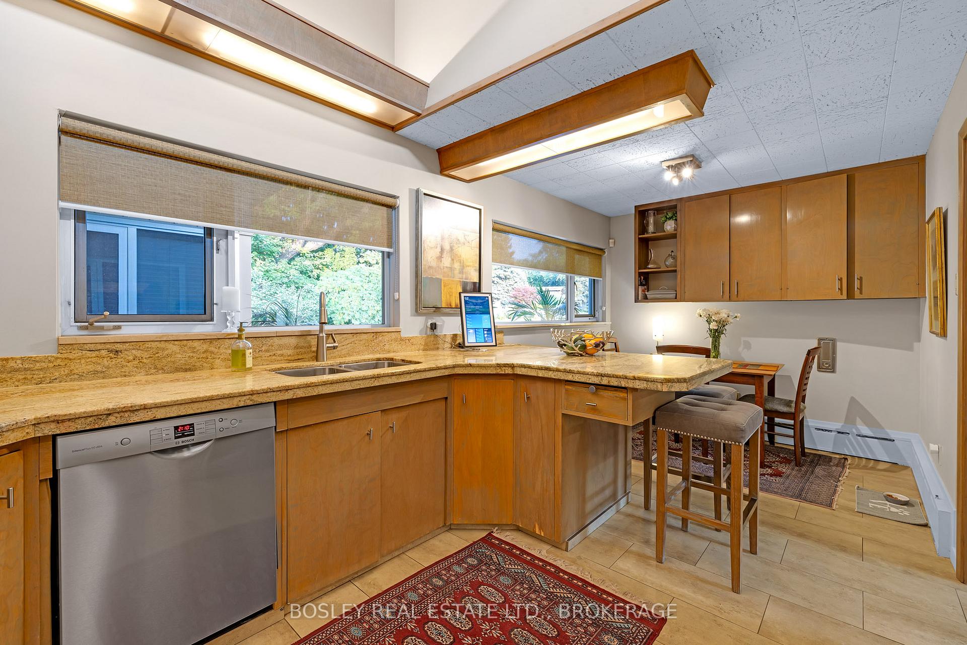 Photo 8 of 21 Woodmount Drive N, St. Catharines, Burleigh Hill — HOMEH