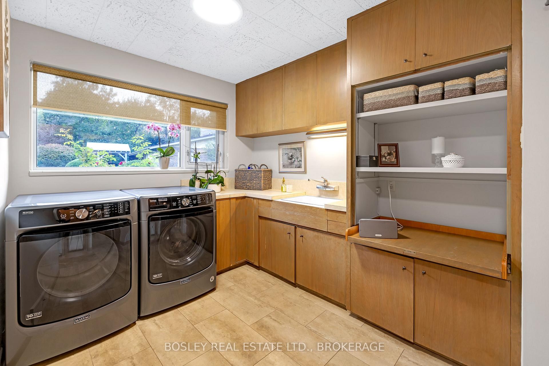 Photo 10 of 21 Woodmount Drive N, St. Catharines, Burleigh Hill — HOMEH