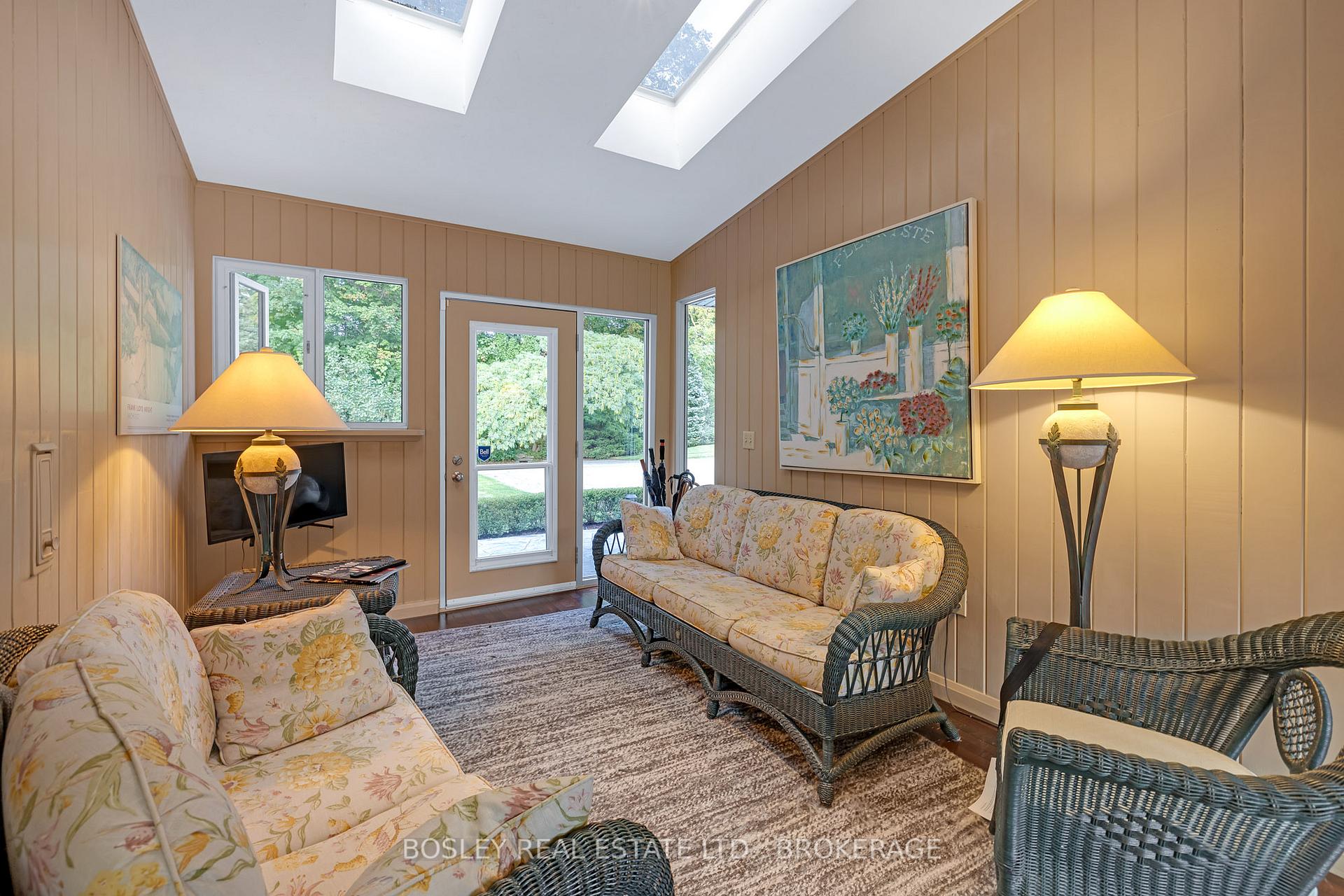 Photo 12 of 21 Woodmount Drive N, St. Catharines, Burleigh Hill — HOMEH