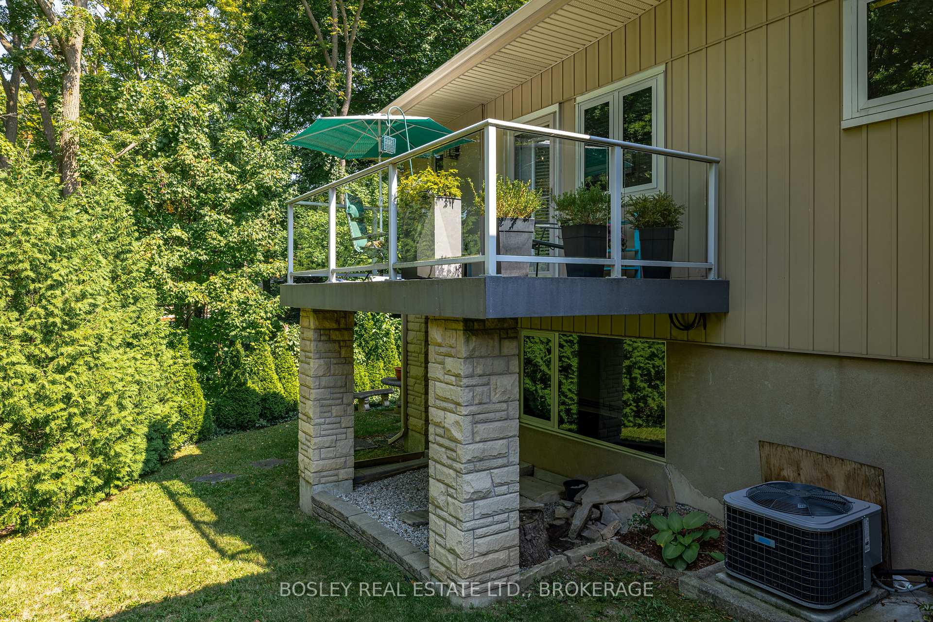 Photo 15 of 21 Woodmount Drive N, St. Catharines, Burleigh Hill — HOMEH