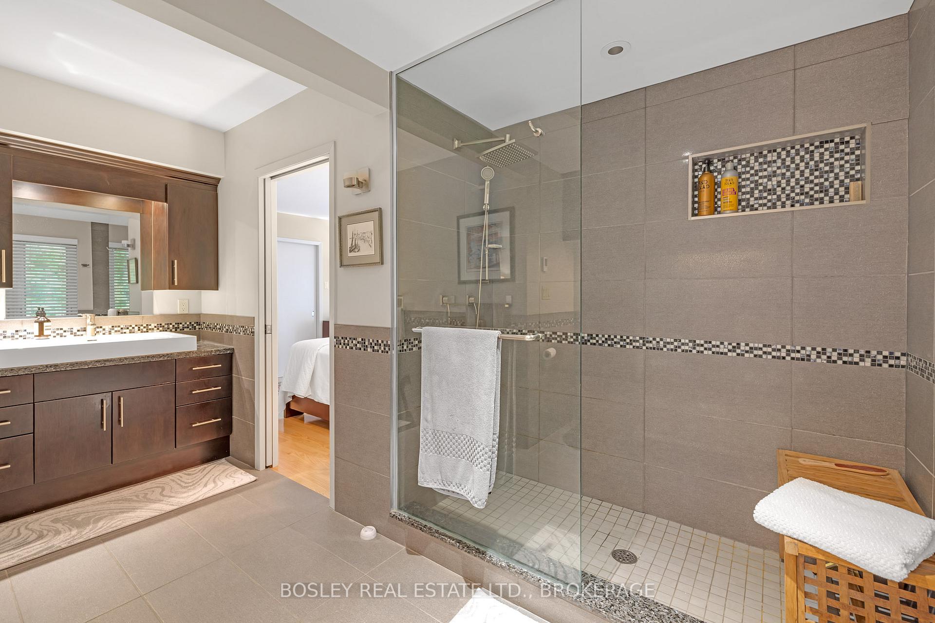 Photo 17 of 21 Woodmount Drive N, St. Catharines, Burleigh Hill — HOMEH