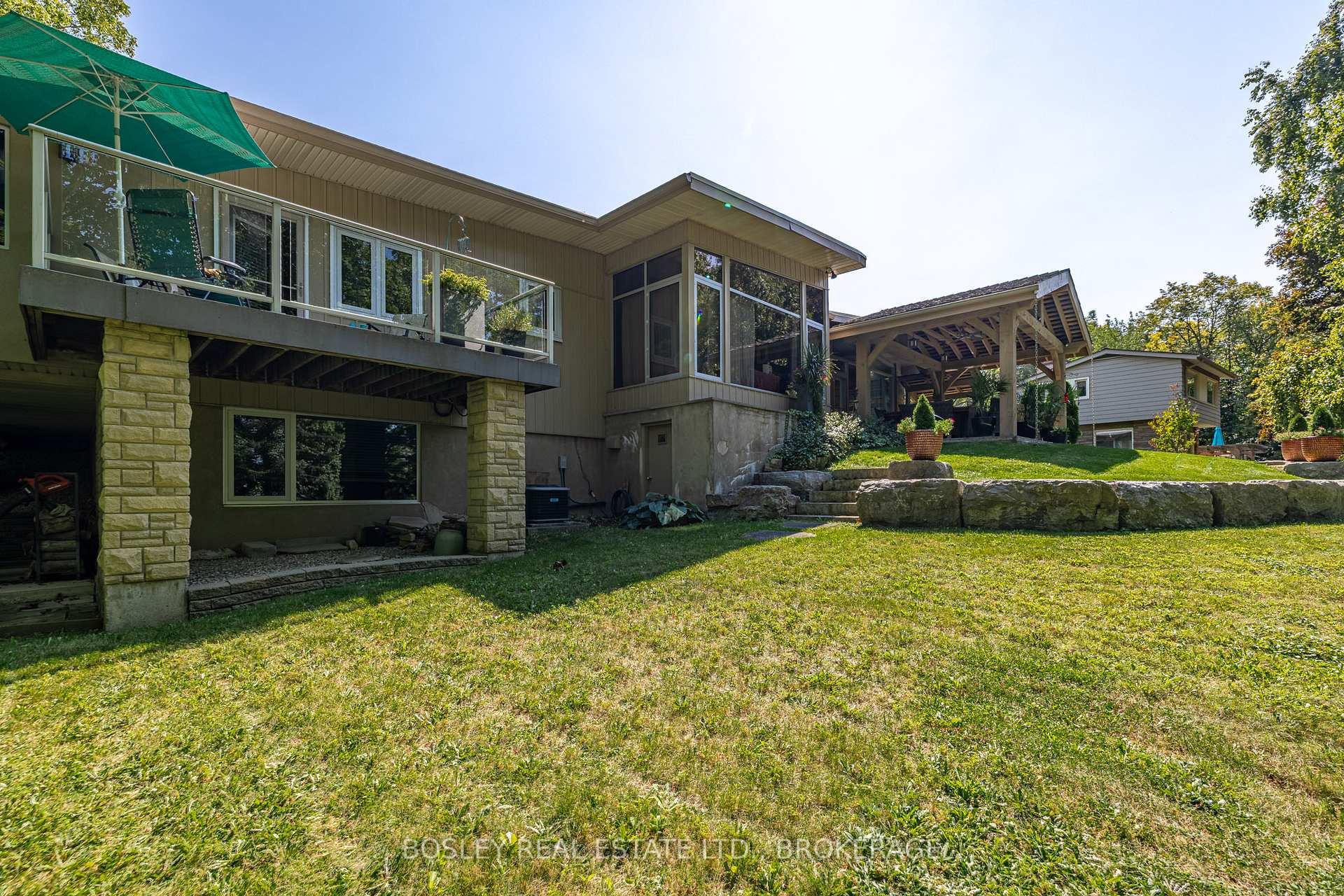 Photo 27 of 21 Woodmount Drive N, St. Catharines, Burleigh Hill — HOMEH